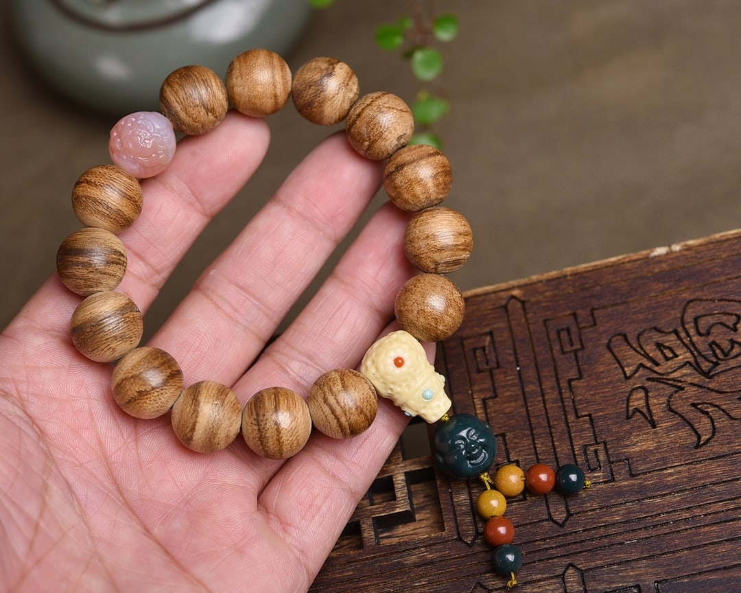 Agarwood bracelet: Title: Agarwood bracelet Description: This bracelet showcases the unparalleled beauty of agarwood, renowned for its perfect patterns and luster. Each bead is a masterpiece, round and smooth, full of o