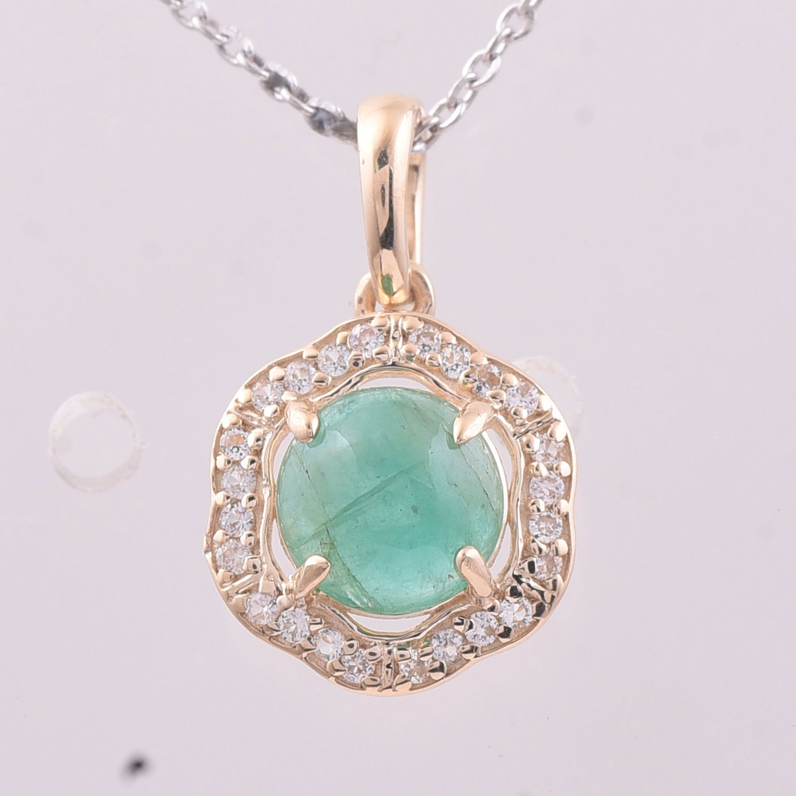 0.79 Ct Round Emerald 9K Gold Pendant (1 of 5)
