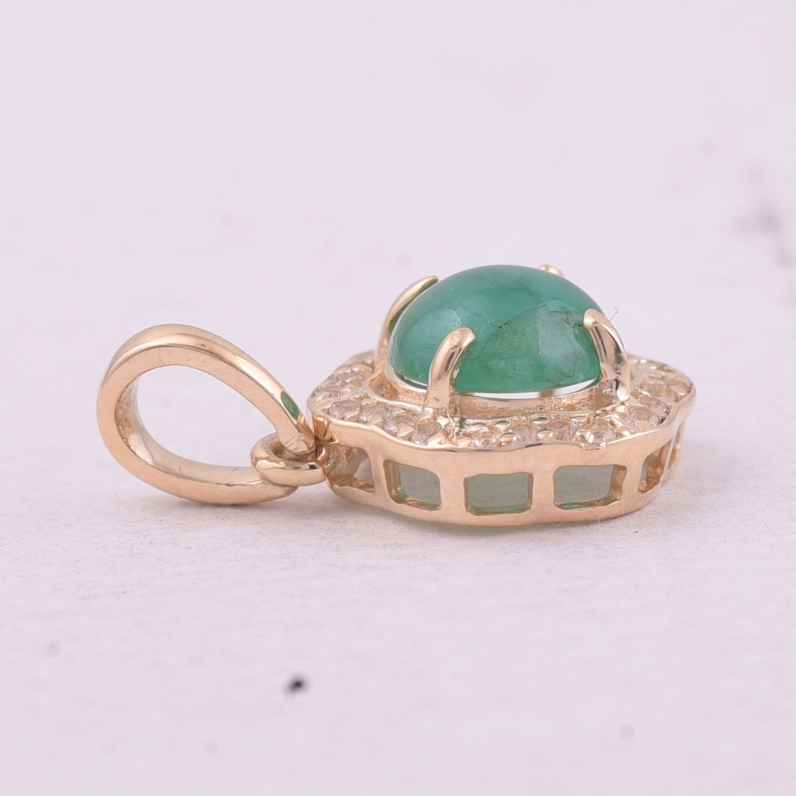 0.79 Ct Round Emerald 9K Gold Pendant - 3