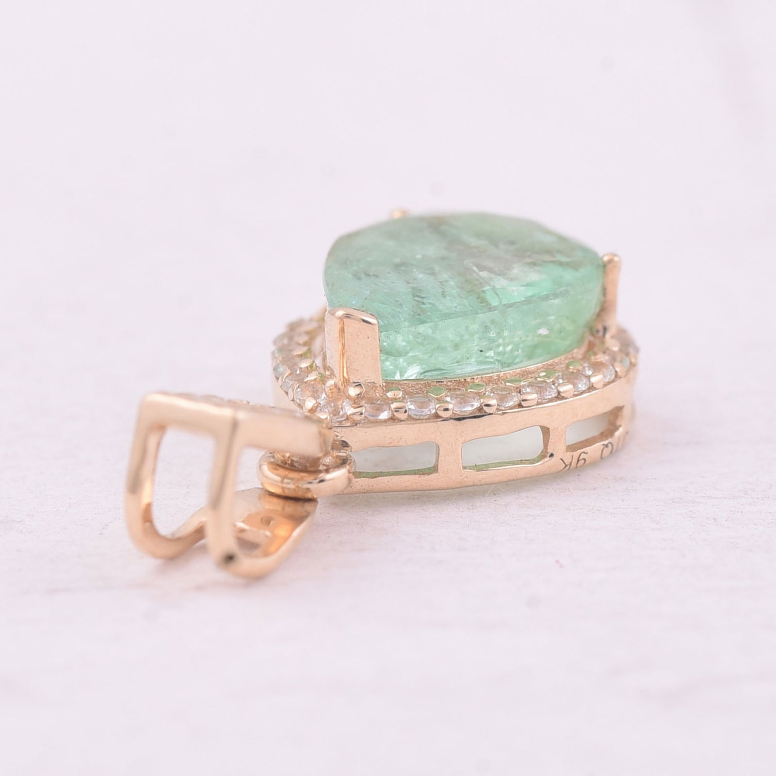 1.58 Ct Pear Emerald 9K Gold Pendant - 4