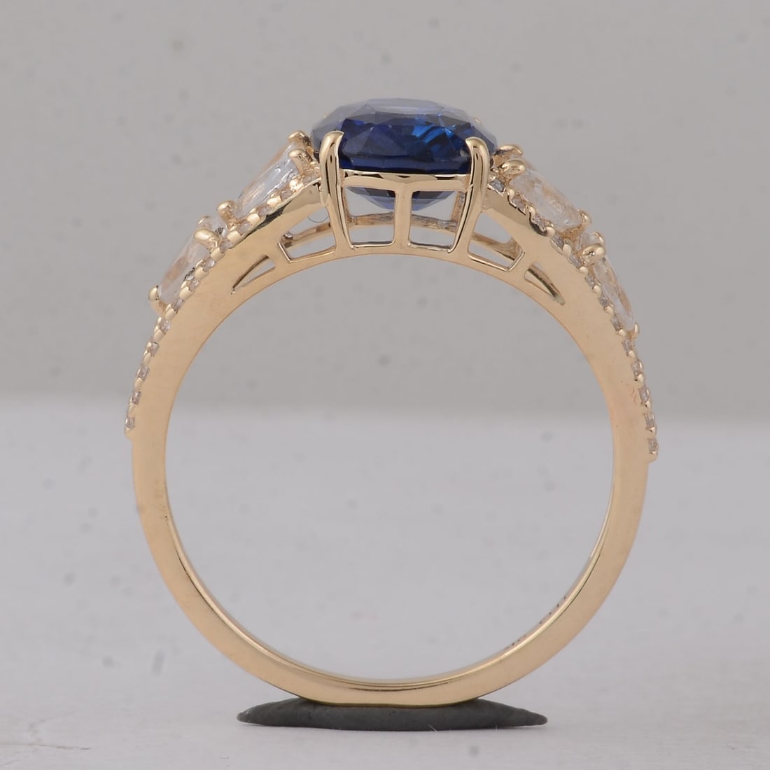 3.70 Ct Cushion Sapphire 9K Gold Ring - 4