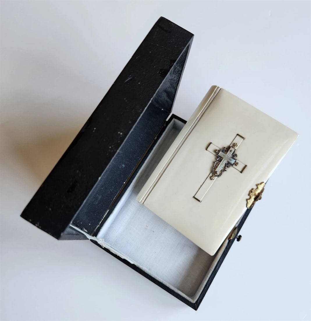 1890s DEVOTIONAL BOOK in GERMAN antique BINDING w/ APPLIED MOTHER OF PEARL CROSS: Title: 1890s DEVOTIONAL BOOK in GERMAN antique BINDING w/ APPLIED MOTHER OF PEARL CROSS Description: MARIA. DER TROST DER WELT IN UNSEREN TAGEN (Mary, the Consolation of the World in Our Days) J.Stein