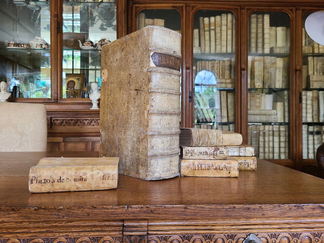 1737 LATIN GERMAN BIBLE AMAZING PIGSKIN BINDING MASSIVE FOLIO antique BIBLIA: Title: 1737 LATIN GERMAN BIBLE AMAZING PIGSKIN BINDING MASSIVE FOLIO antique BIBLIA Description: OLD & NEW TESTAMENTS Size 9.5 by 15" Thickness 4.5" Very good condition. Minor wear. Original clasps.