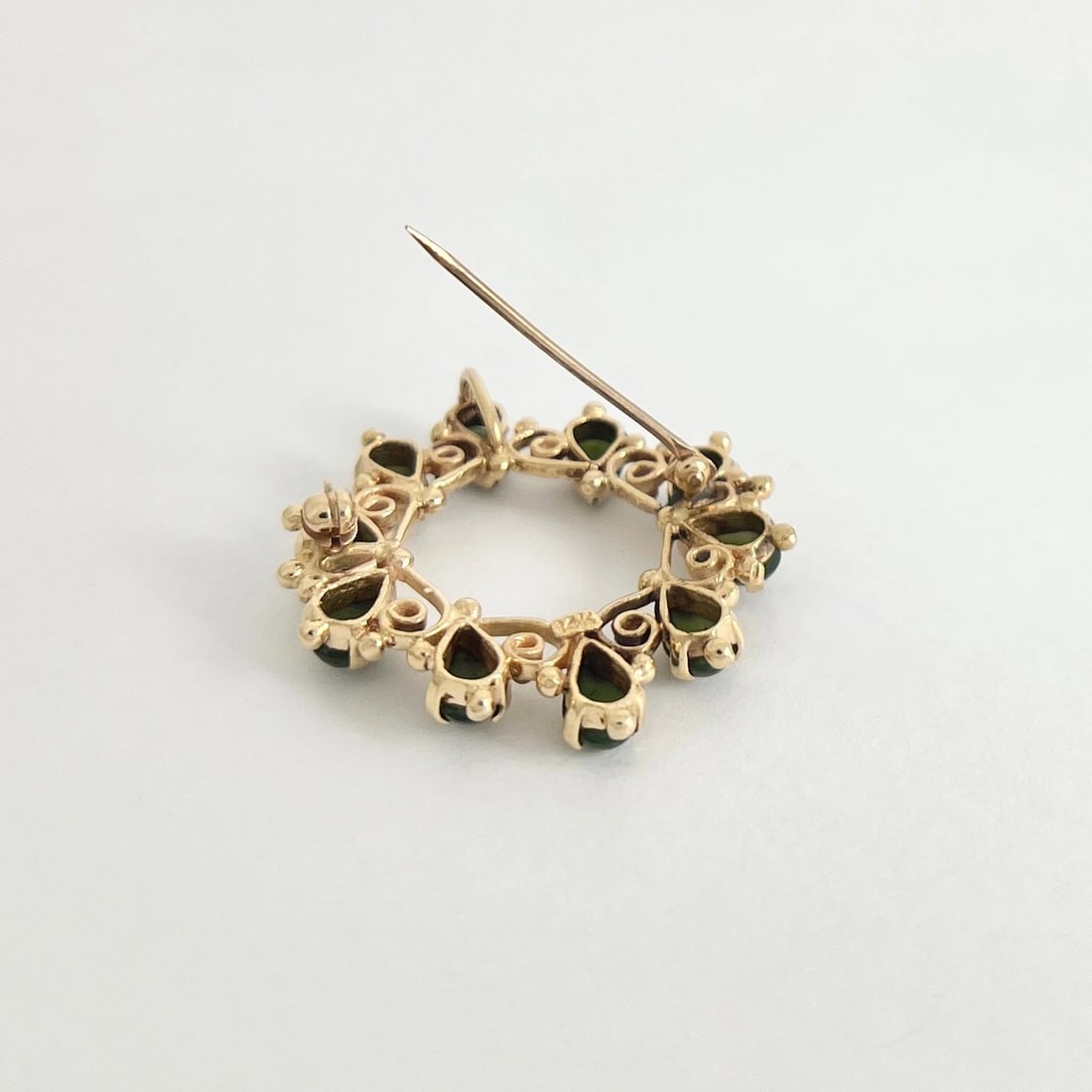 Vintage 1950's Green Jade Circle Wreath Brooch Pin 14K Yellow Gold, 7.44 Grams - 9