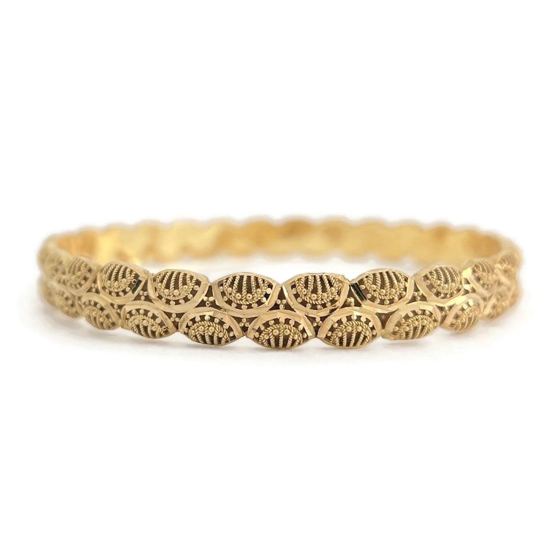 Vintage Filigree Ornate Bangle Bracelet 21K Yellow Gold, 10.96 Grams: Title: Vintage Filigree Ornate Bangle Bracelet 21K Yellow Gold, 10.96 Grams Description: Vintage Filigree Ornate Bangle Bracelet 21K Yellow Gold, 10.96 Grams This is such a beautiful bracelet! Please