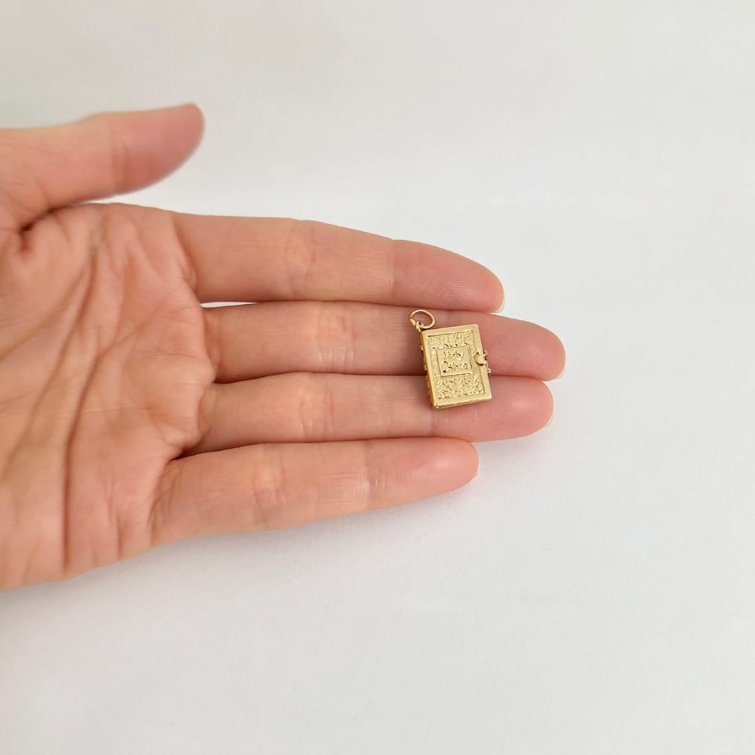 Dije móvil vintage de la Santa Biblia de los años 50 de oro amarillo de 12 quilates, 5,65 - 7