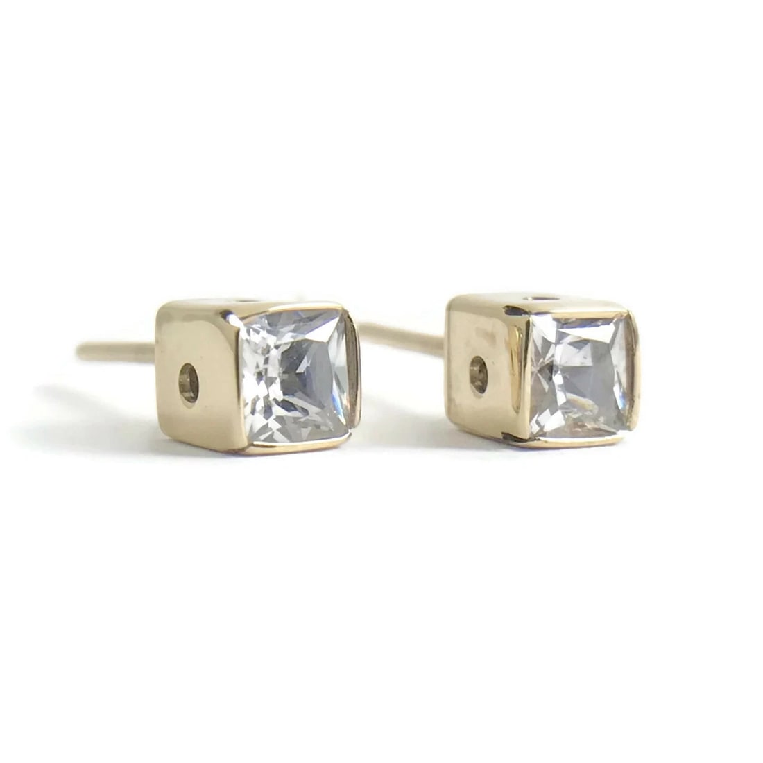 Vintage Princess Cut CZ Cubic Zirconia Stud Earrings 14K Yellow Gold, 2.33 Grams: Title: Vintage Princess Cut CZ Cubic Zirconia Stud Earrings 14K Yellow Gold, 2.33 Grams Description: Vintage Princess Cut CZ Cubic Zirconia Stud Earrings 14K Yellow Gold, 2.33 Grams These are beautifu