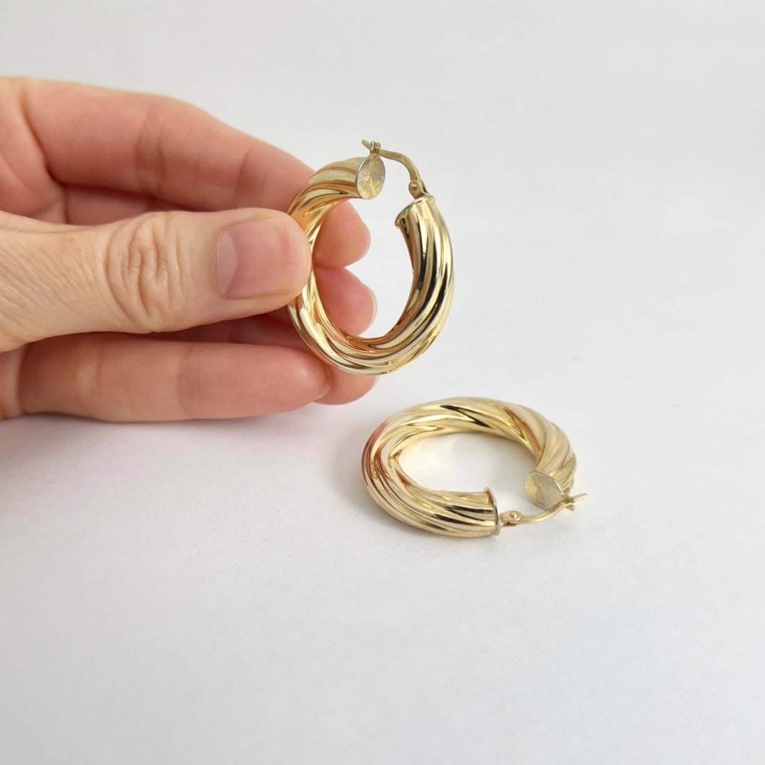 UNOAERRE Italian Chunky Hoop Earrings 14K Yellow Gold, 1.25 Inches, 5.70 Grams - 5