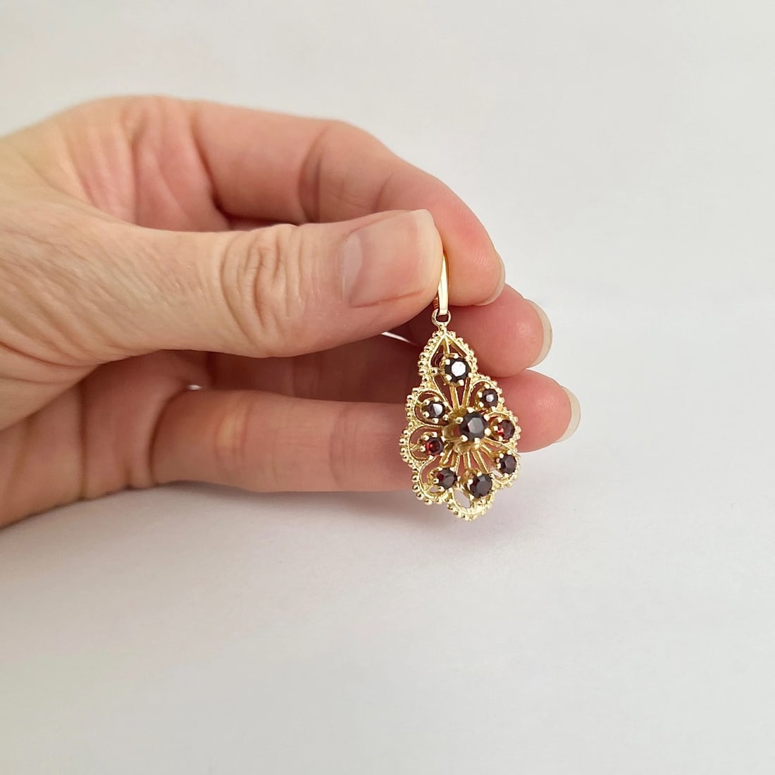 Estate Garnet Gemstone Filigree Charm Pendant 14K Yellow Gold, 3.34 Grams - 3
