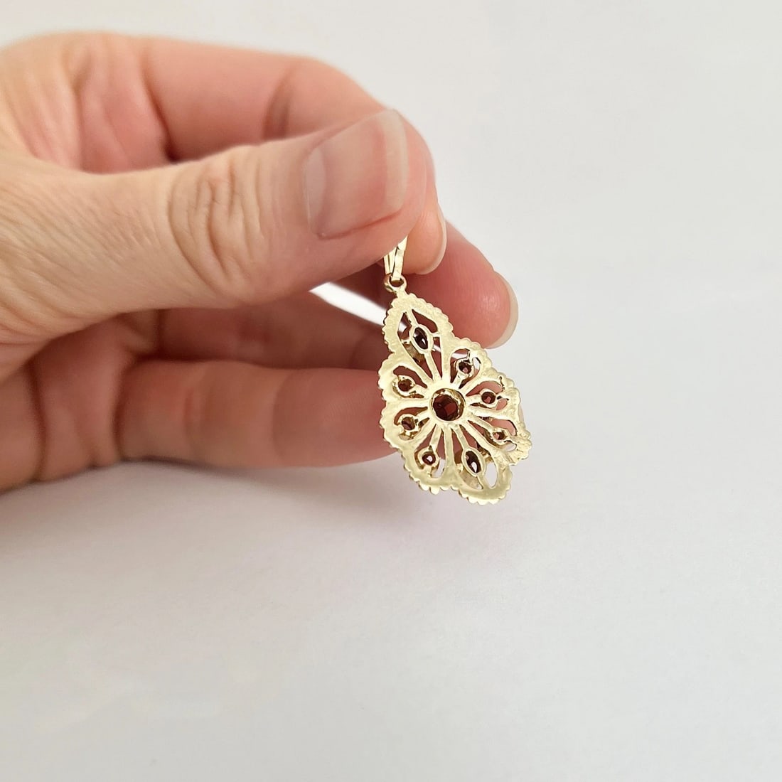 Estate Garnet Gemstone Filigree Charm Pendant 14K Yellow Gold, 3.34 Grams - 5