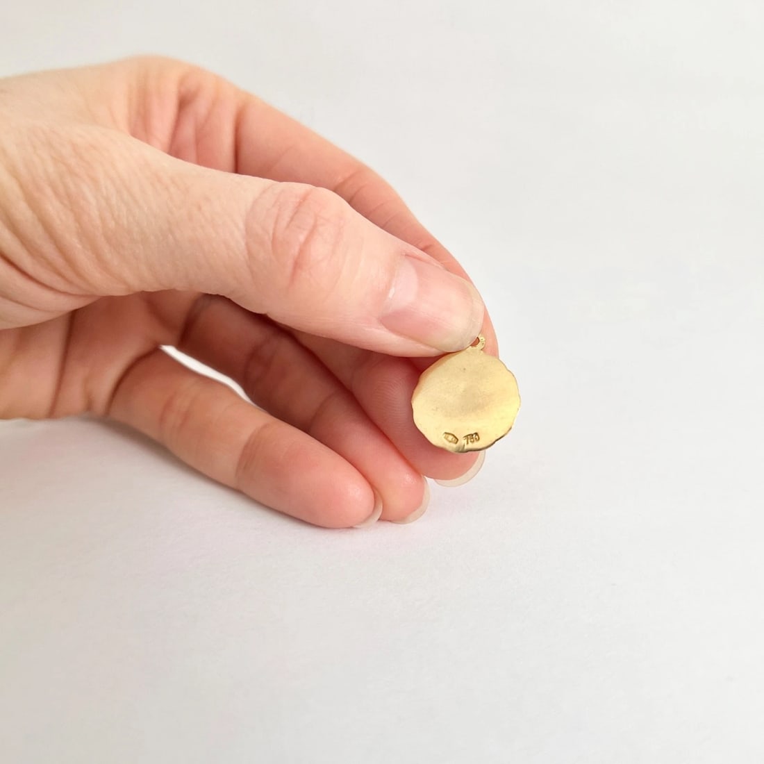 Italian Virgin Mary Medal Pendant Charm 18K Yellow Gold, 1.30 Grams - 4