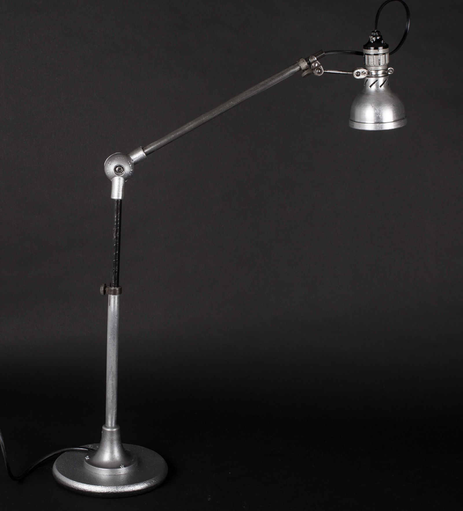 French industrial modernist task lamp Lumina mounted on a base: Title: French industrial modernist task lamp Lumina mounted on a base Description: French modernist lamp made in the 1950's by LUMINA , a French company since defunct , the particularity of the connec