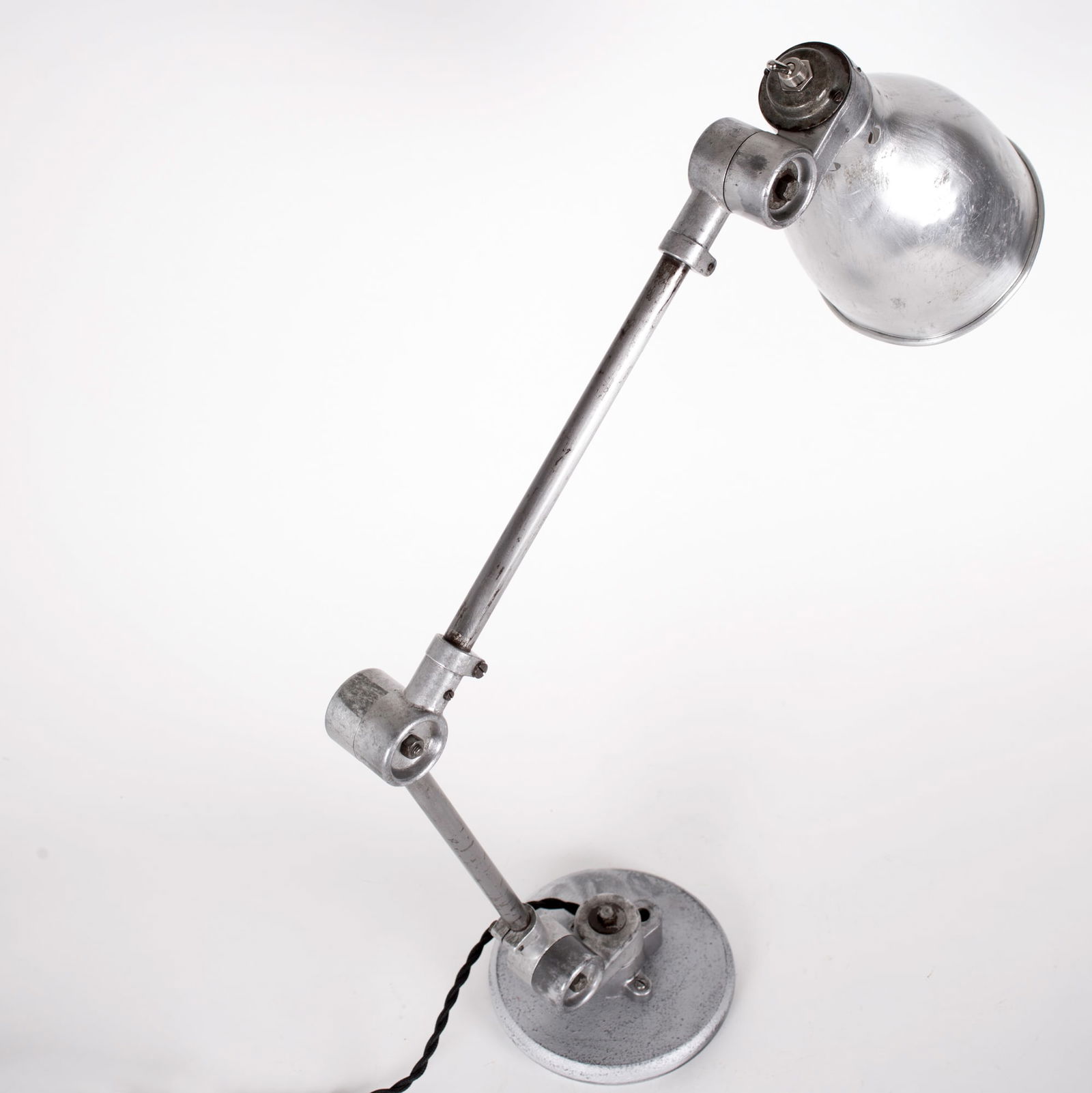 SANFIL FRENCH INDUSTRIAL MODERNIST TASK LAMP Original socket 1950: Title: SANFIL FRENCH INDUSTRIAL MODERNIST TASK LAMP Original socket 1950 Description: Sanfil ( meaning without wire in French ) was a competitor to the Jielde lamp , while not reaching the sophisticat