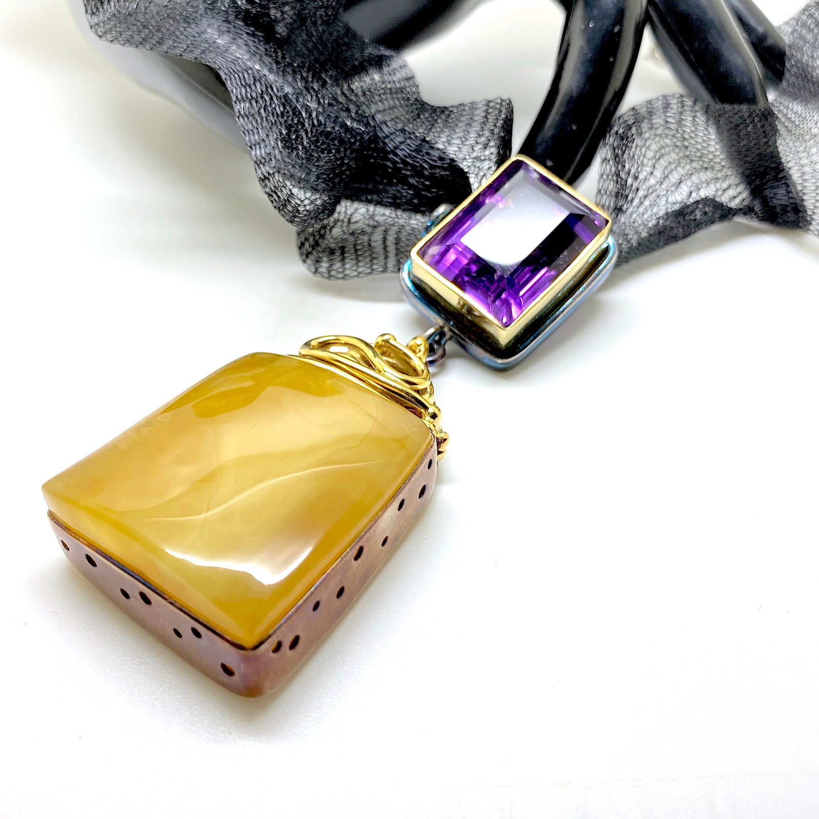 Unique and Staggering Amber Pendant shaped like a Square - 2