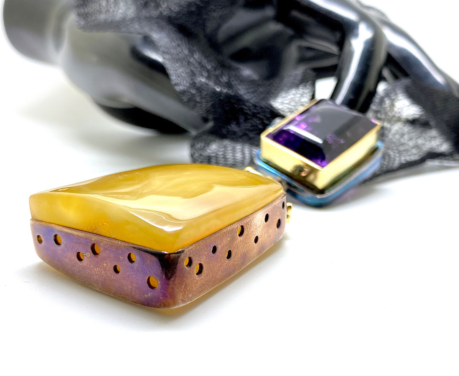 Unique and Staggering Amber Pendant shaped like a Square - 3