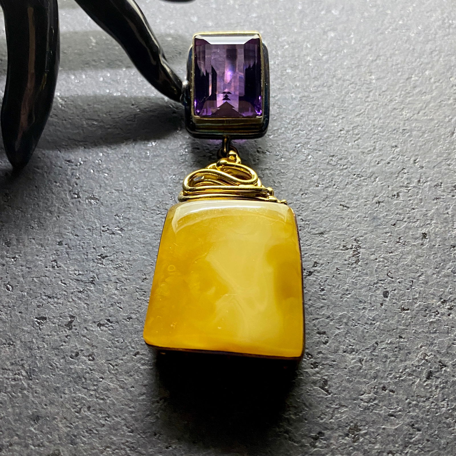 Unique and Staggering Amber Pendant shaped like a Square - 4