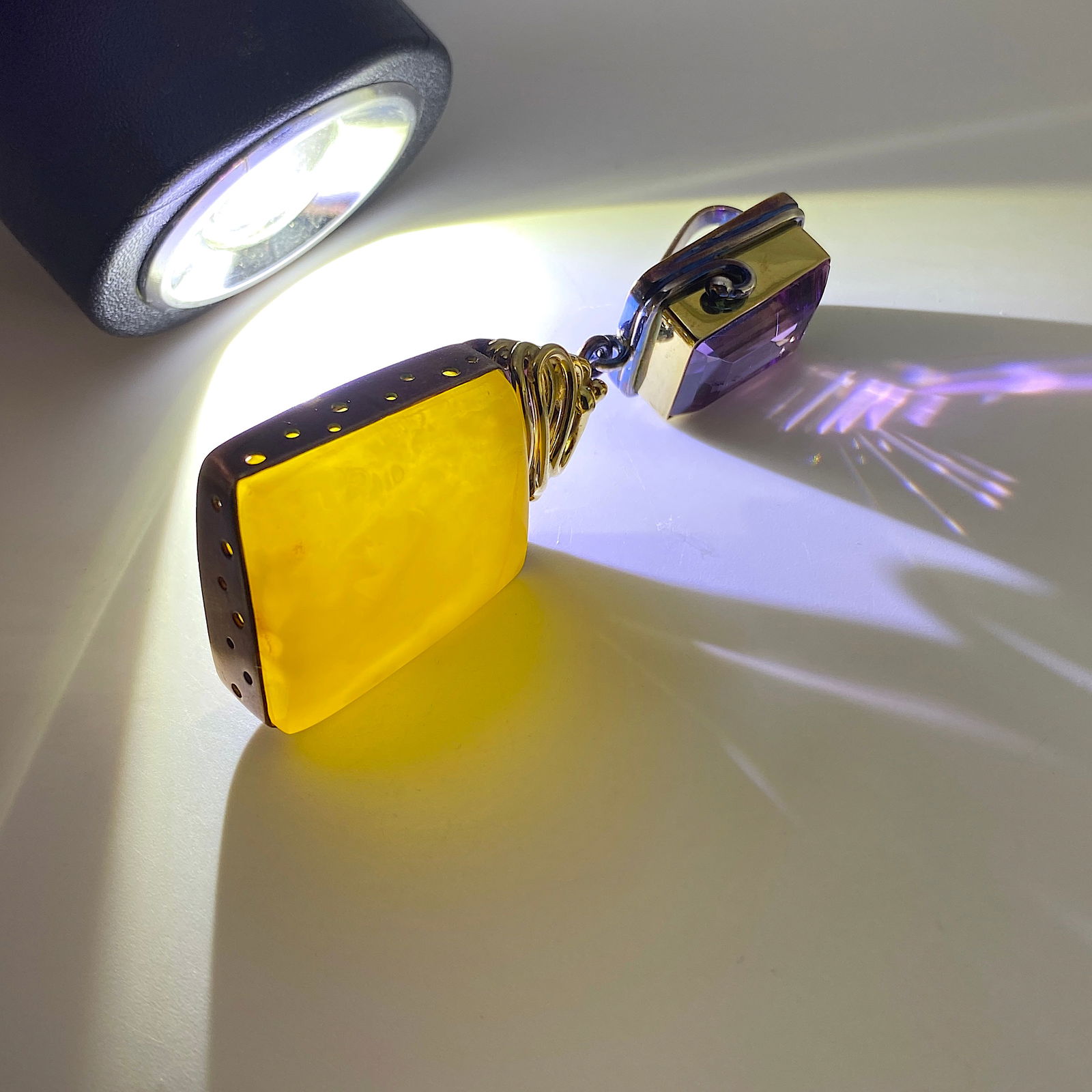 Unique and Staggering Amber Pendant shaped like a Square - 7