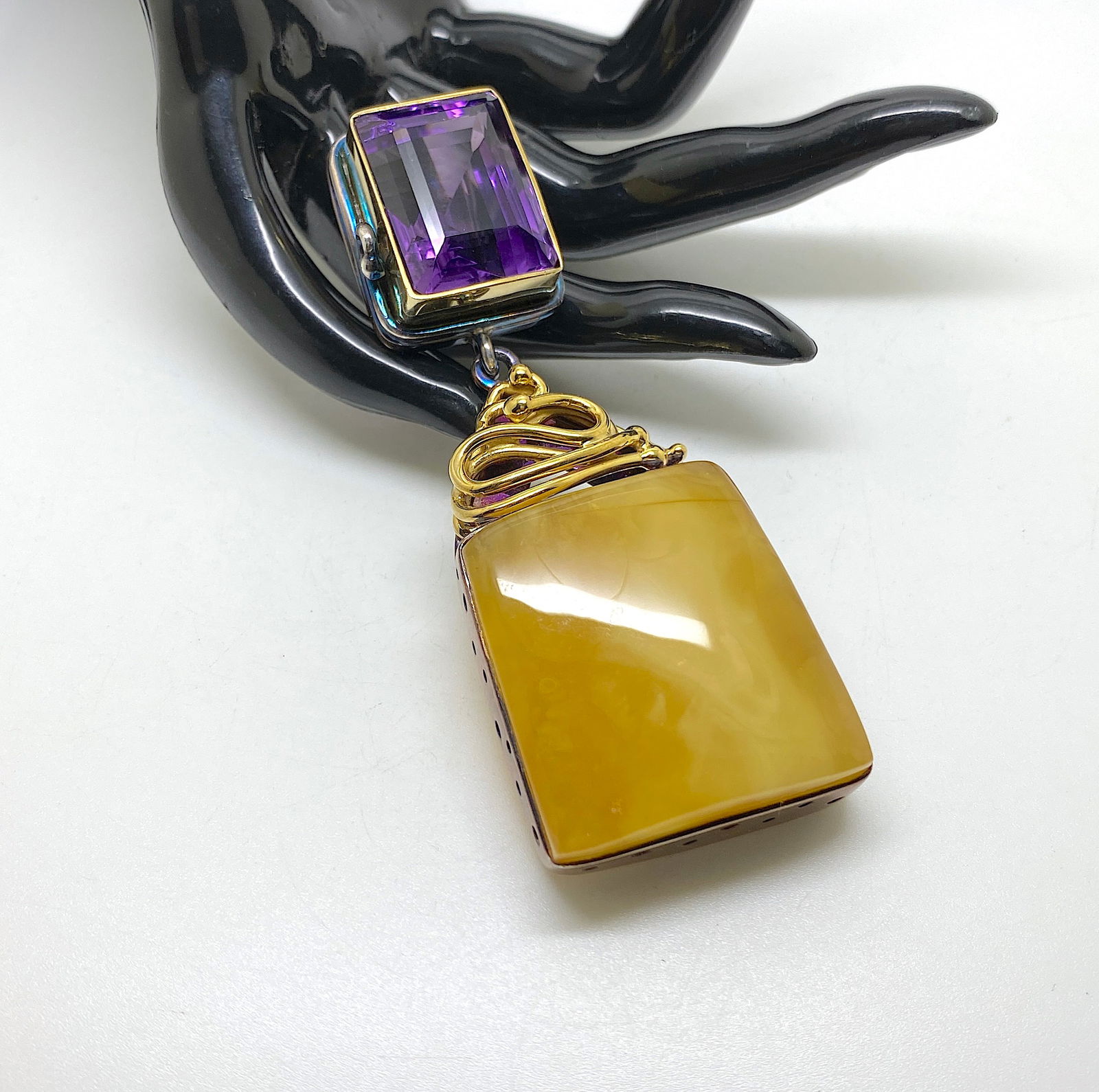 Unique and Staggering Amber Pendant shaped like a Square - 8
