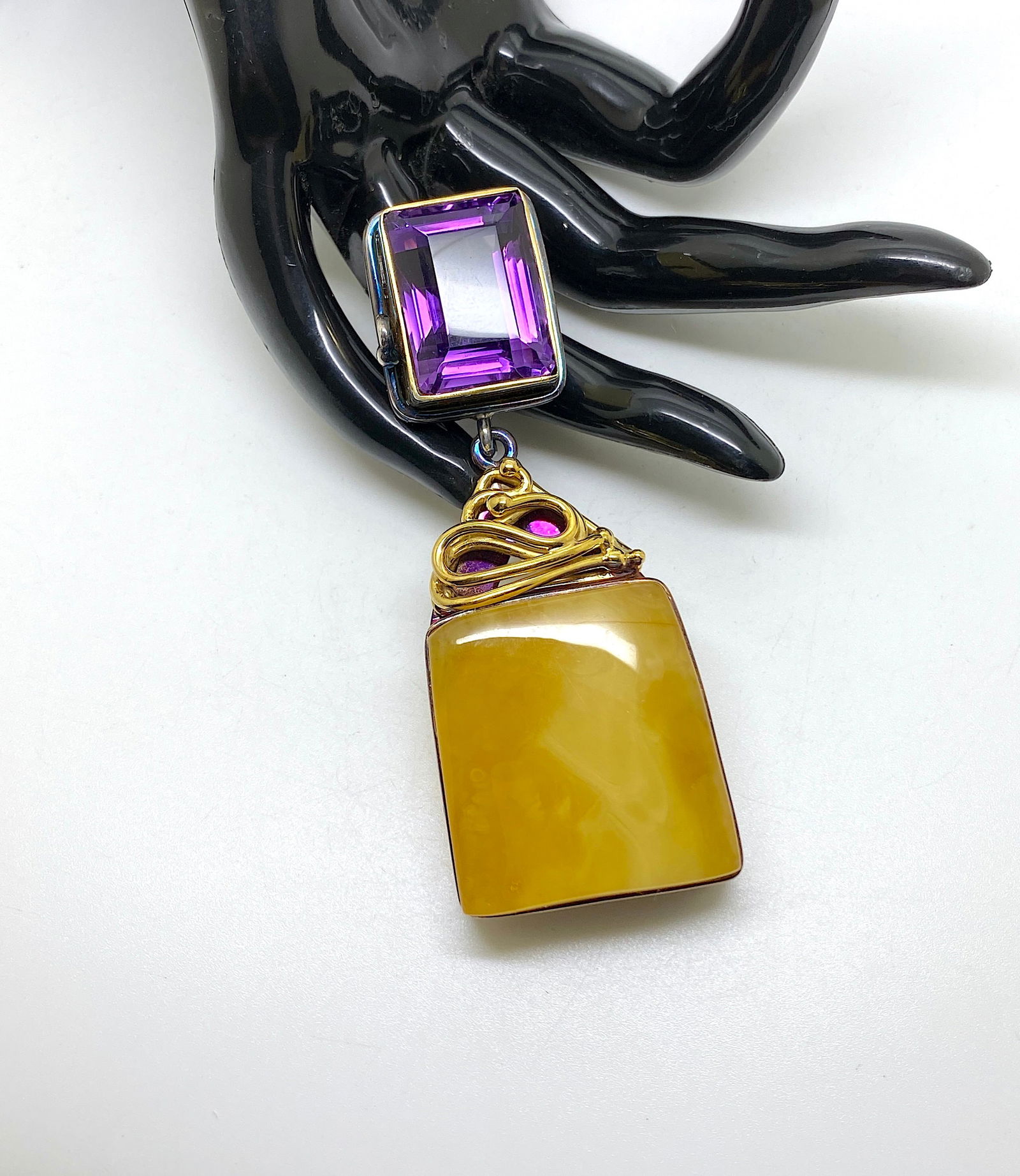 Unique and Staggering Amber Pendant shaped like a Square - 9