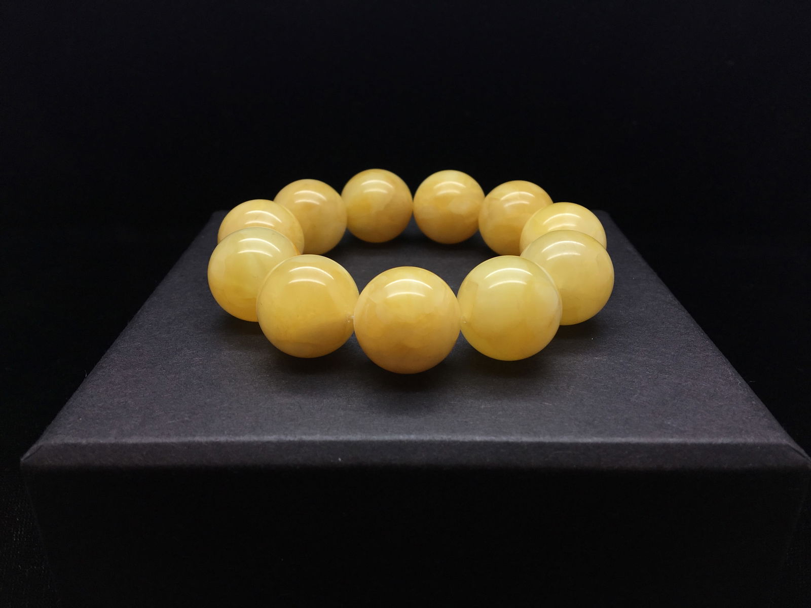 Alluring Vintage Amber Bracelet made from Round Amber beads - 2