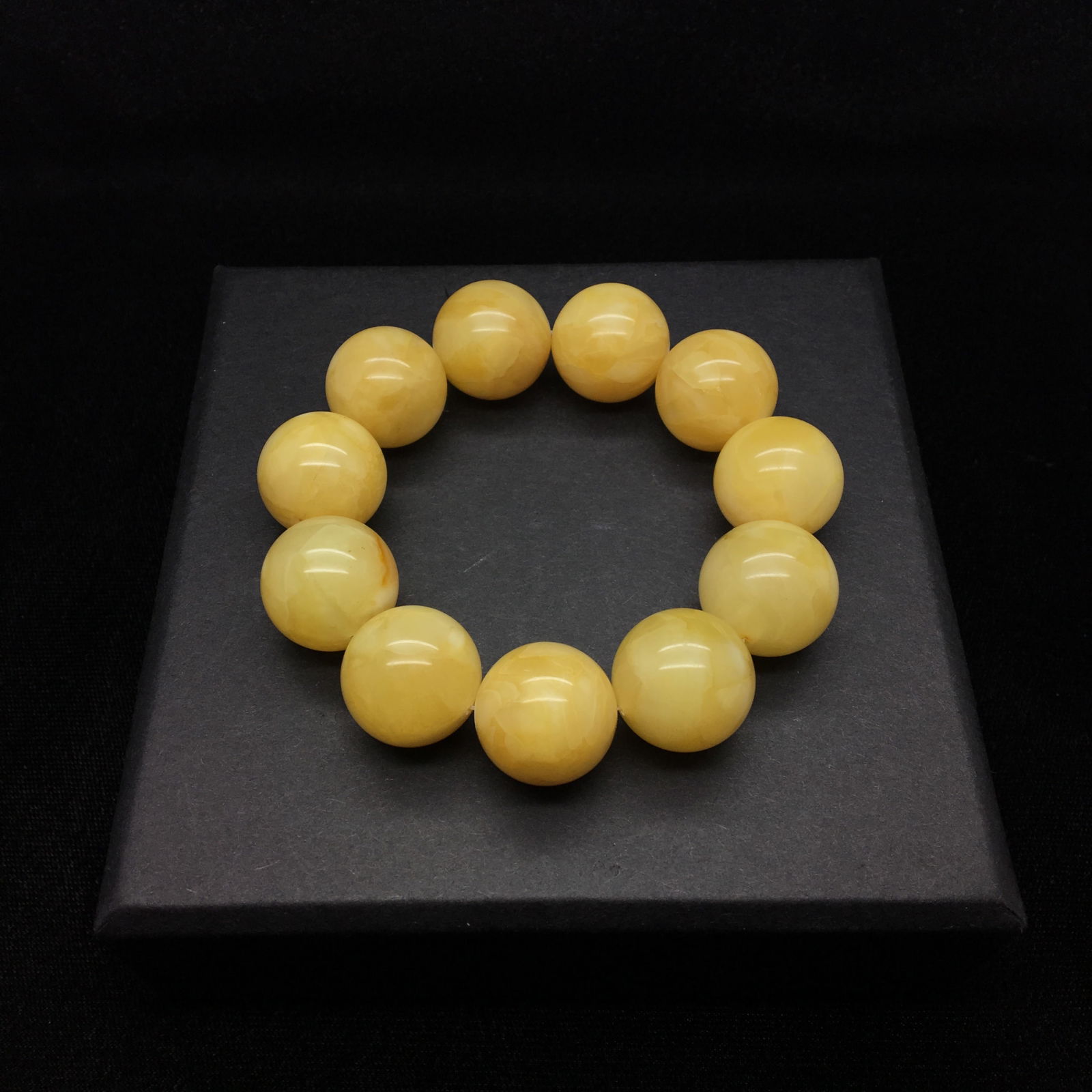 Alluring Vintage Amber Bracelet made from Round Amber beads - 4