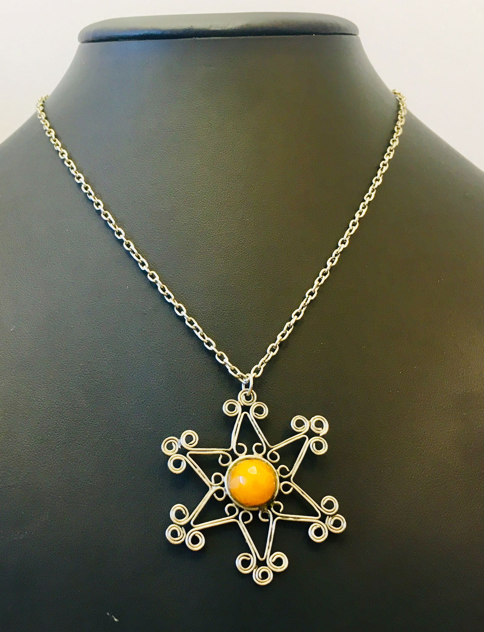 Exquisite Vintage Amber Pendant with chain, shaped like a Star - 3