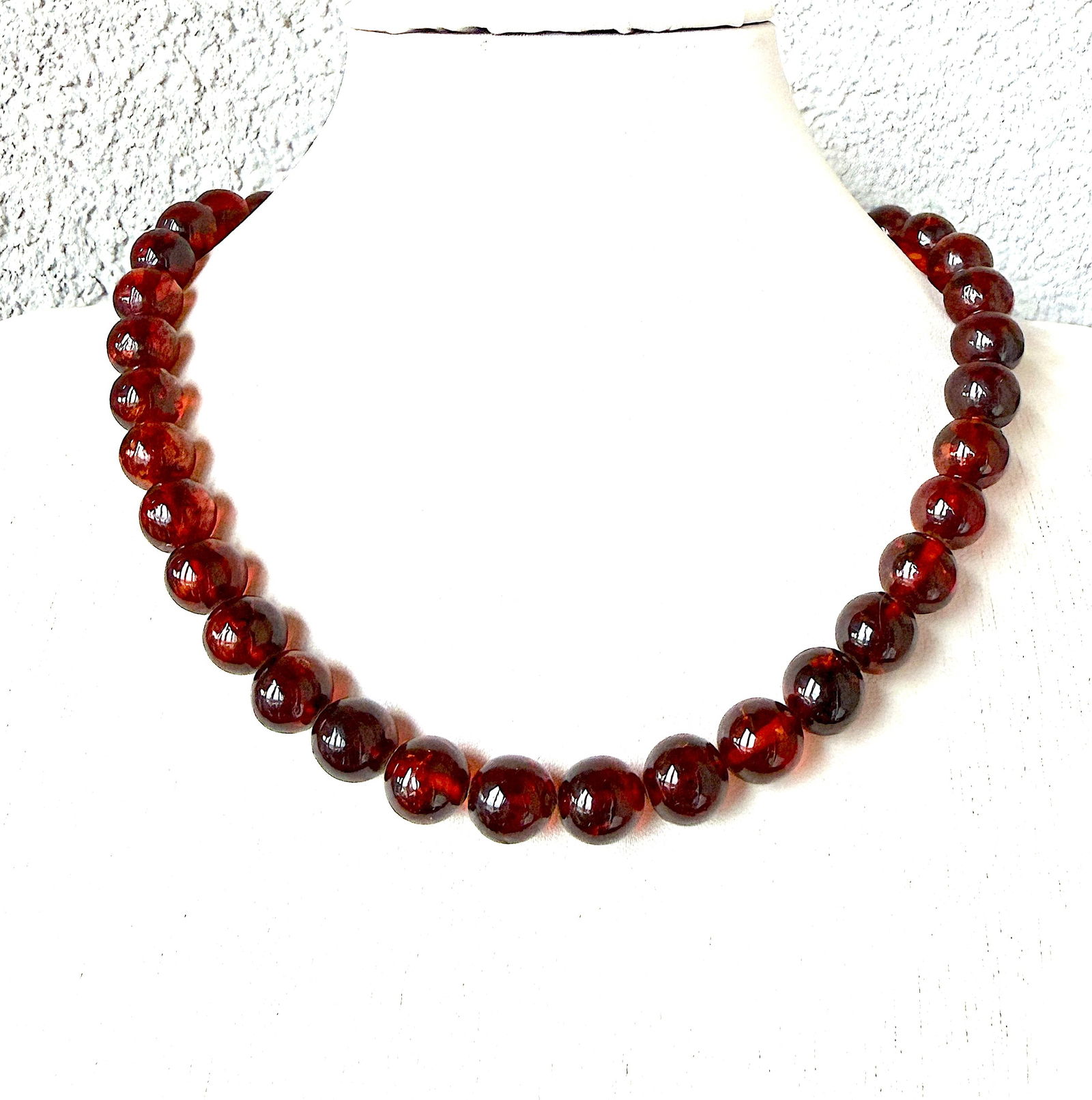 Beautiful Amber Necklace made from Round Amber beads: Title:Beautiful Amber Necklace made from Round Amber beadsMetal:NoneGemstone:AmberWeight:35 gSize:Size: 12.0 x 12.0 x 48.0 mm Size: 0.472 x 0.472 x 1.89 inches Bead size: 12.0 mm Bead size: 0.472