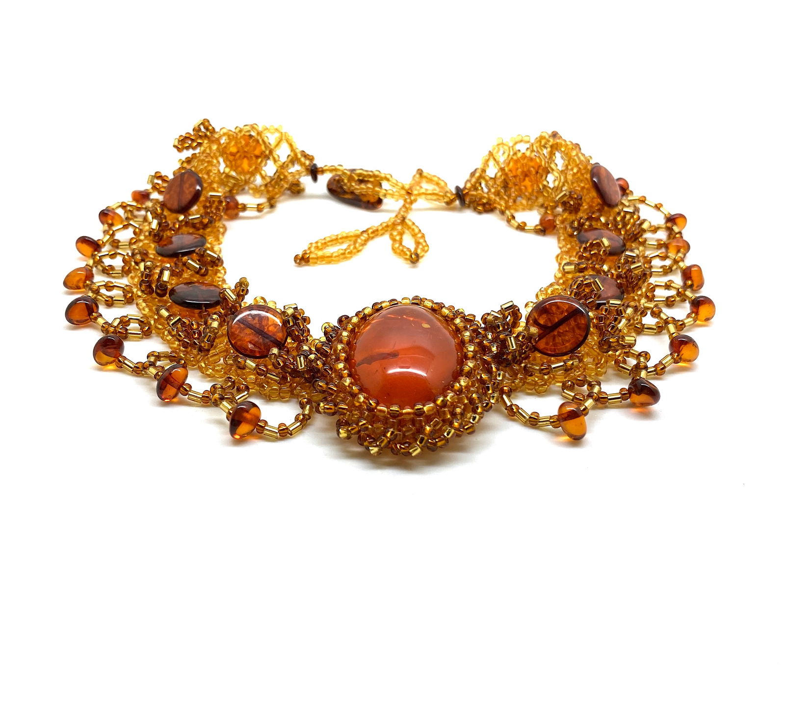 Grand Amber Floral Choker made from leaf like bead ornaments: Title:Grand Amber Floral Choker made from leaf like bead ornaments Metal:NoneGemstone:AmberWeight:35.6 gSize:Size: 360.0 x 35.0 x 10.0 mm Size: 14.173 x 1.378 x 0.394 inches Made of:(Reconstituted