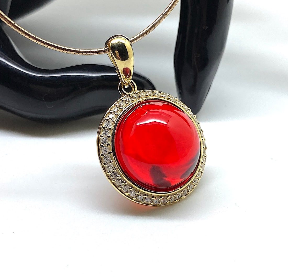 Beautiful Amber Pendant, shaped like an Ornament: Title:Beautiful Amber Pendant, shaped like an Ornament Metal:925 Silver-Gold Plated Gemstone:Amber Weight:5.95 g Size:Size: 42.0 x 18.0 x 7.0 mm Size: 1.654 x 0.709 x 0.276 inches Made of:(Reconstitut