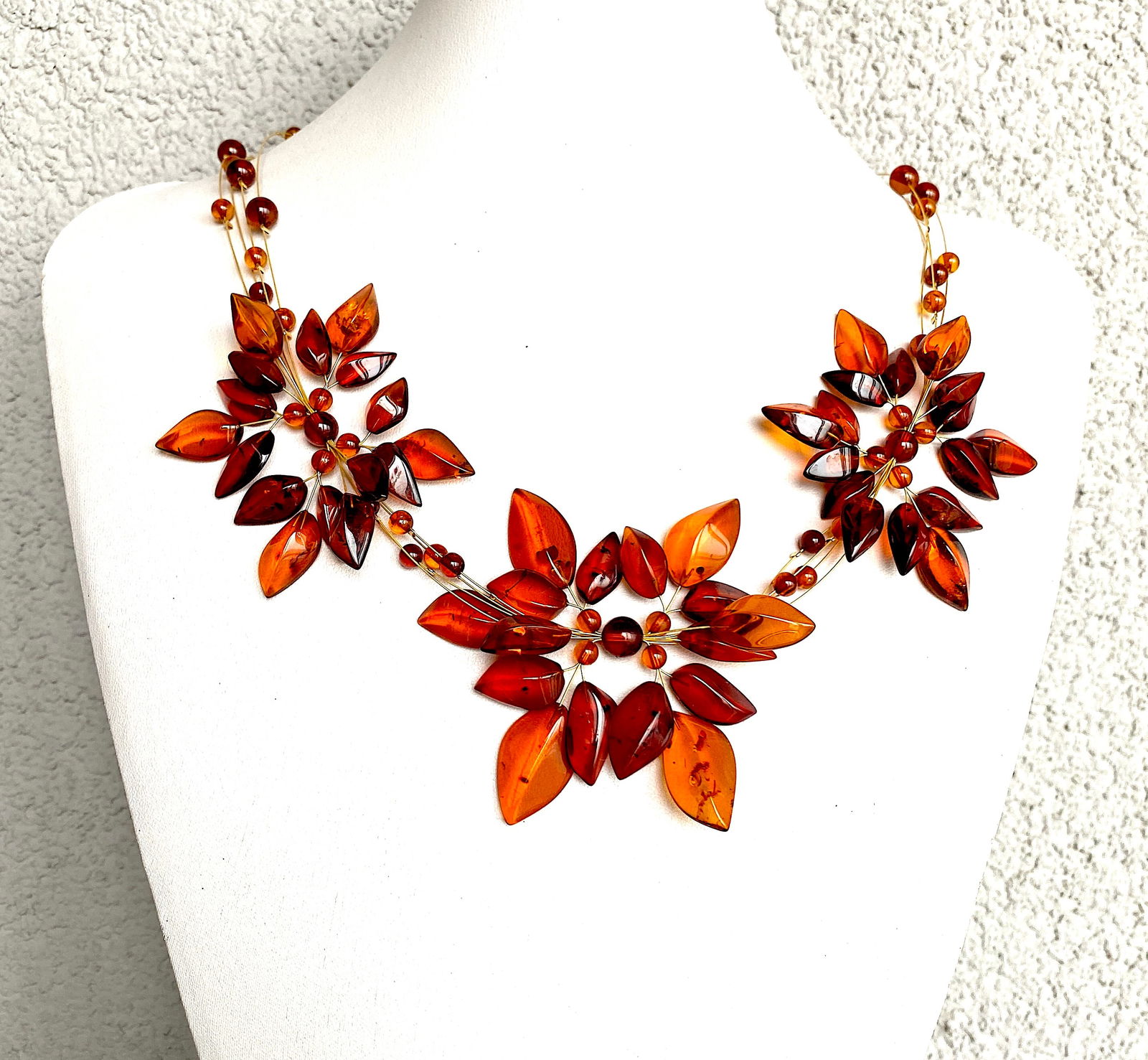 Stunning Amber Floral Necklace made from leaf like bead ornaments: Title:Stunning Amber Floral Necklace made from leaf like bead ornaments Metal:NoneGemstone:AmberWeight:27.17 gSize:Size: 560.0 x 70.0 x 9.0 mm Size: 22.047 x 2.756 x 0.354 inches Made