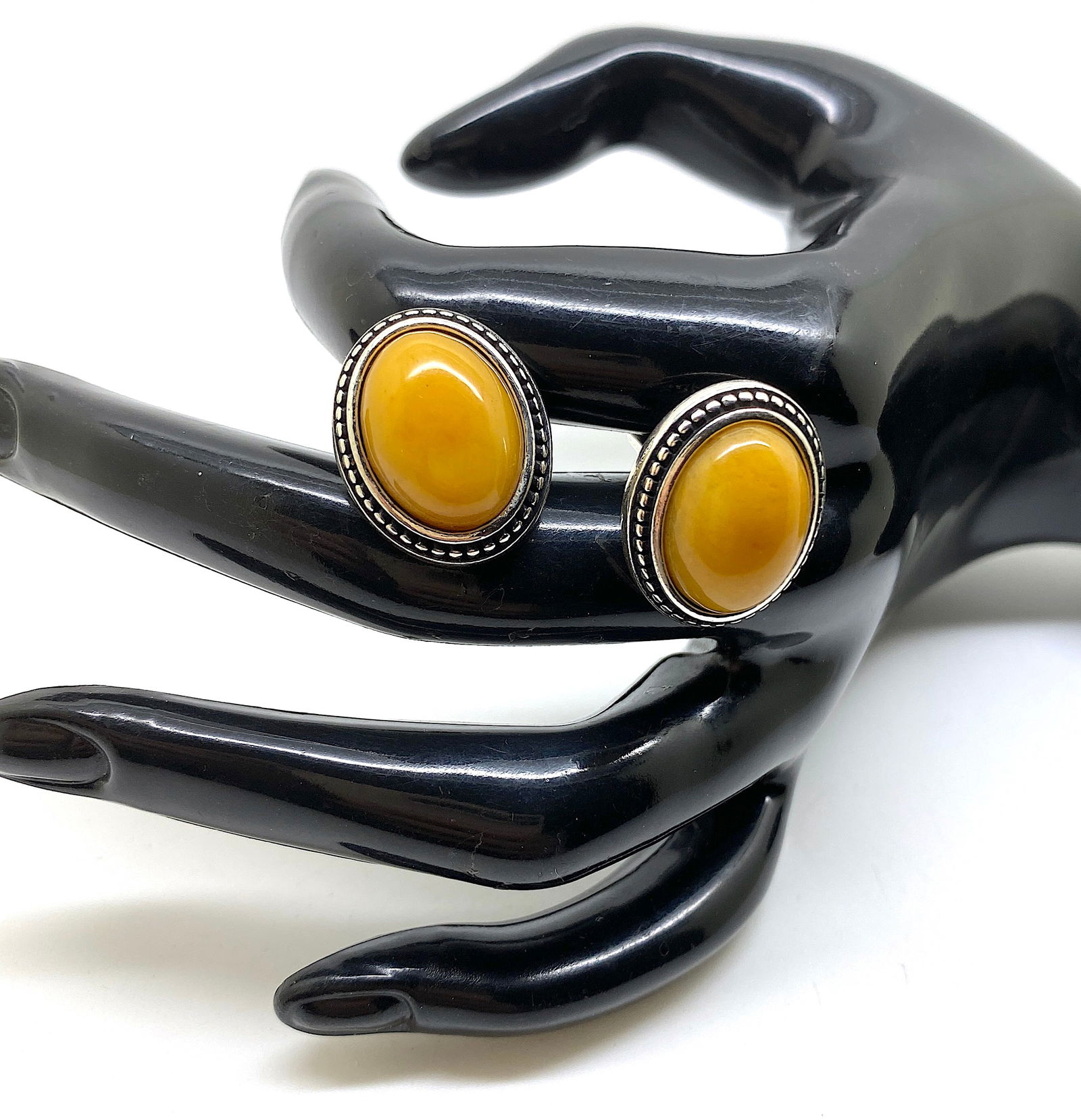 Phenomenal Amber Cufflinks: Title:Phenomenal Amber Cufflinks Metal:Sterling Silver Gemstone:Amber Weight:13.7 g Size:Size: 21.0 x 17.0 x 24.0 mm Size: 0.827 x 0.669 x 0.945 inches Made of:(Reconstituted Amber or Whole Stone):Who