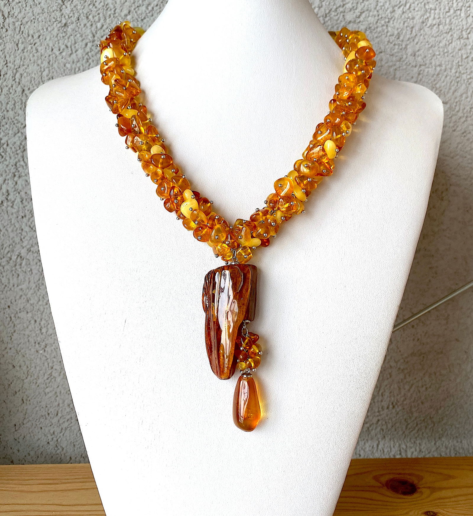 Extraordinary Vintage Amber Necklace made from Natural shaped Amber beads: Title:Extraordinary Vintage Amber Necklace made from Natural shaped Amber beadsMetal:MetalGemstone:AmberWeight:73.59 gSize:Size: 550.0 x 85.0 x 20.0 mm Size: 21.654 x 3.346 x 0.787 inches Bead size: