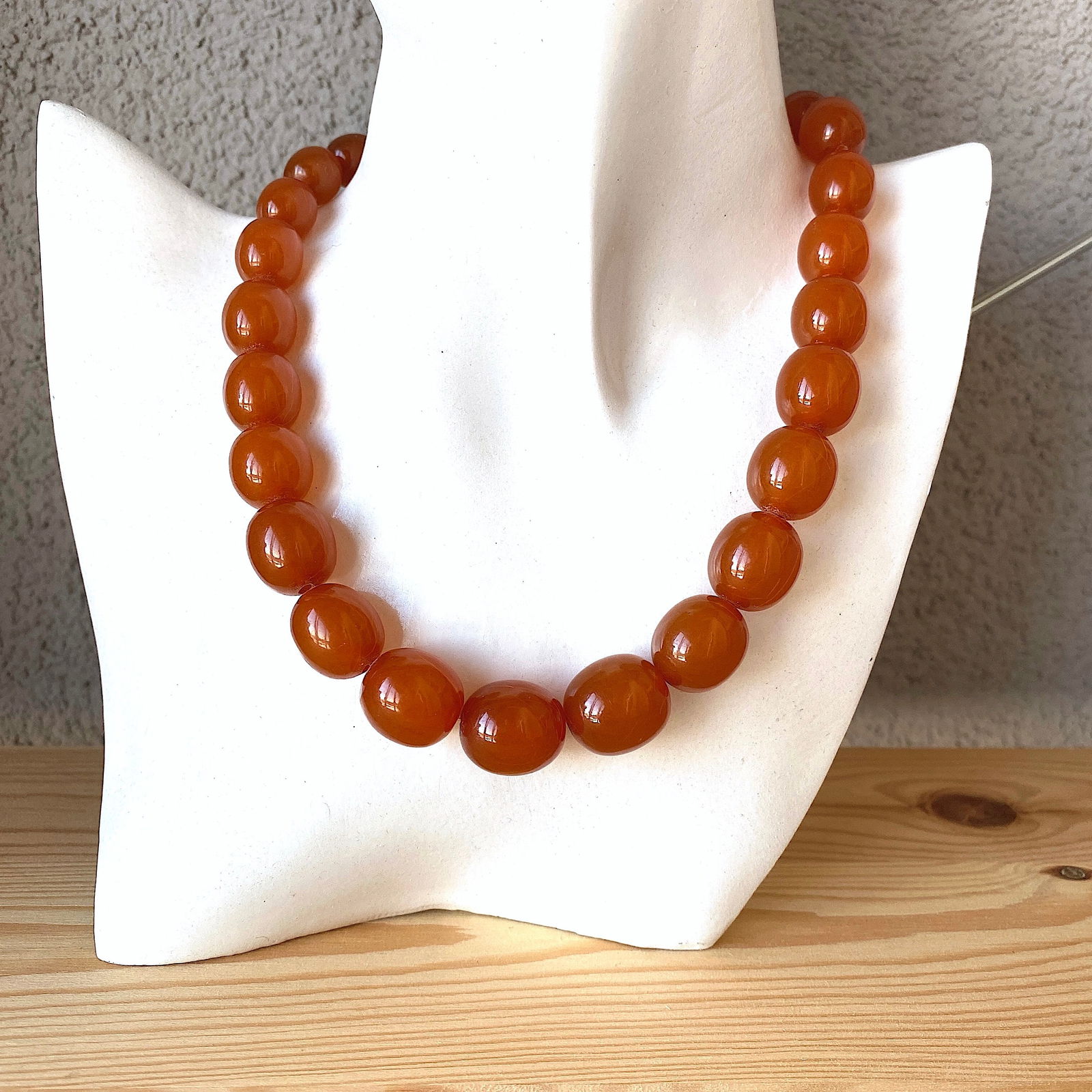 Exquisite Vintage Amber Necklace made from Olive shaped Amber beads: Title:Exquisite Vintage Amber Necklace made from Olive shaped Amber beadsMetal:Iron AlloyGemstone:AmberWeight:42.9 gSize:Size: 410.0 x 16.0 x 16.0 mm Size: 16.142 x 0.63 x 0.63 inches Bead size: From