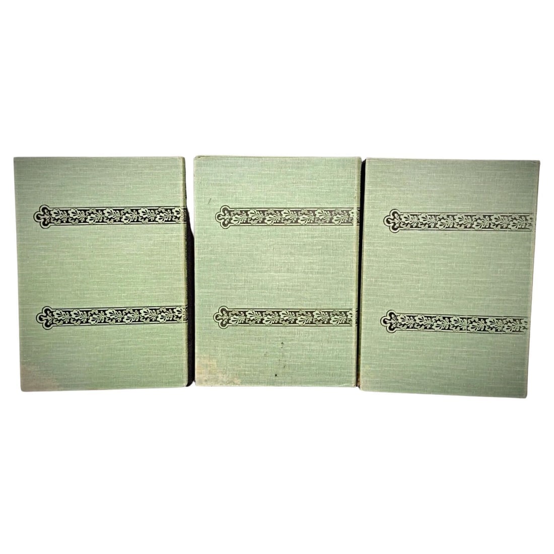 Lot of 3 Vintage Books: Les Yeux Verts, Monsieur de Courpière Marie: Title: Lot of 3 Vintage Books: Les Yeux Verts, Monsieur de Courpière MarieOrigin: FranceDimension: Height: 7.09 in (18 cm)Width: 5.12 in (13 cm)Depth: 0.4 in (1 cm)Material: PaperDate: 20th