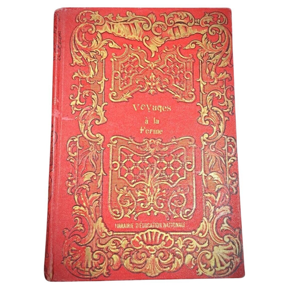 Book by E. Gochot: Voyage à la Ferme Illustrated with Engravings: Title: Book by E. Gochot: Voyage à la Ferme Illustrated with Engravings Origin: France Dimension: Height: 25 cm Width: 17 cm Thickness: 1.5 cm Material: Paper Date: 20th Century Description: This cha
