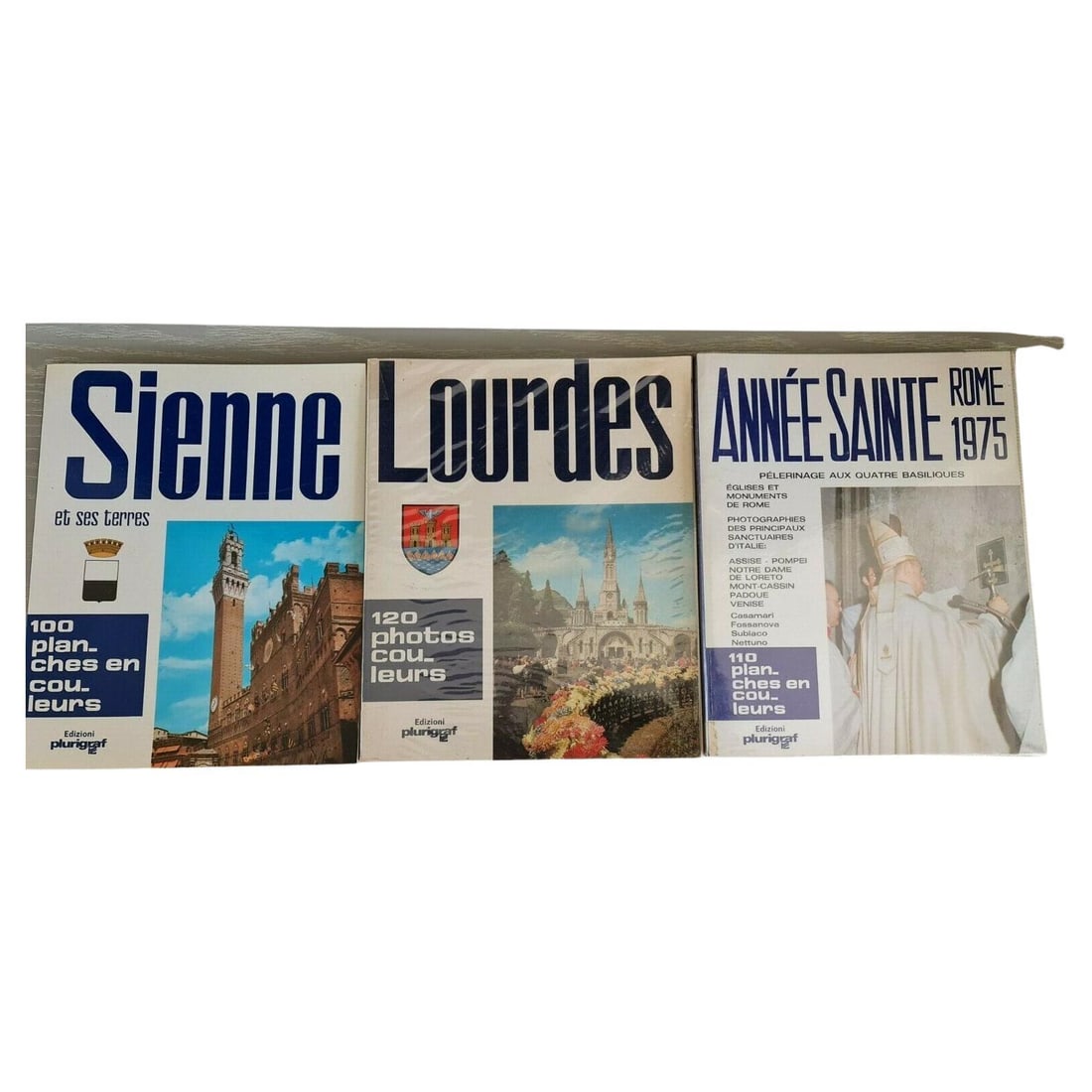 Lot of 3 Religious and Cultural Works: "Sienne et ses Terres" "Lourdes": Title: Lot of 3 Religious and Cultural Works: "Sienne et ses Terres" "Lourdes"Origin: FranceDimension: Height: 9.45 in (24 cm)Width: 7.49 in (19 cm)Depth: 0.2 in (5 mmMaterial: PaperDate: