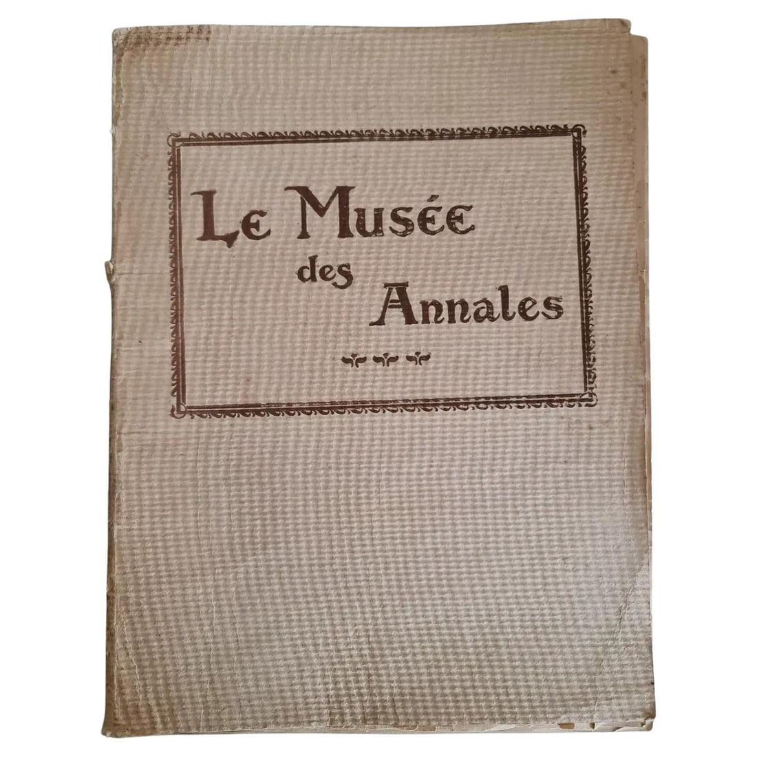 Vintage Magazine Collection "Le Musée des Annales" – 1896 to 1904 Edition: Title: Vintage Magazine Collection "Le Musée des Annales" – 1896 to 1904 Edition Origin: FranceDimension: Length: 32.8 cm (12.91 in) Width: 24.7 cm (9.72 in)Material: PaperDate: 1900sDescription: