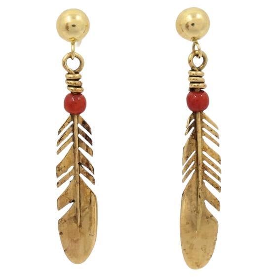 Ray Tracey 14k Gold Navajo Feather Drop Earrings Coral Beads: Title: Ray Tracey 14k Gold Navajo Feather Drop Earrings Coral Beads Description: About the Item CIRCA: 1970s MATERIALS: 14K Gold GEMSTONE: Coral WEIGHT: 2.1 Grams MEASUREMENT: 1 1/2" x 1/4" Product