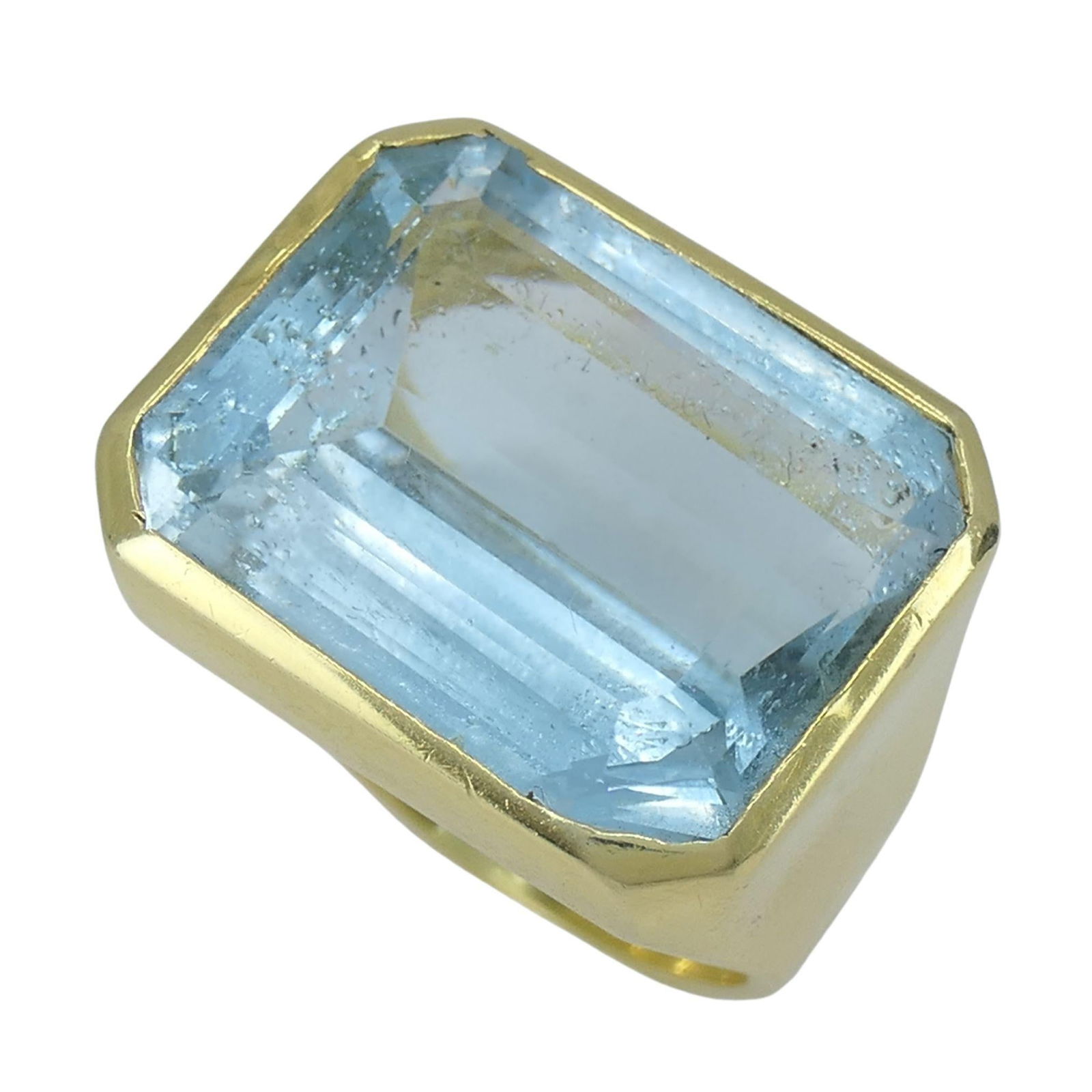 Vintage Aquamarine 18k Yellow Gold Cocktail Ring: Title: Vintage Aquamarine 18k Yellow Gold Cocktail Ring Description: About the Item This 18k gold aquamarine ring is a striking example of the bold, architectural jewelry produced in the 1970s to