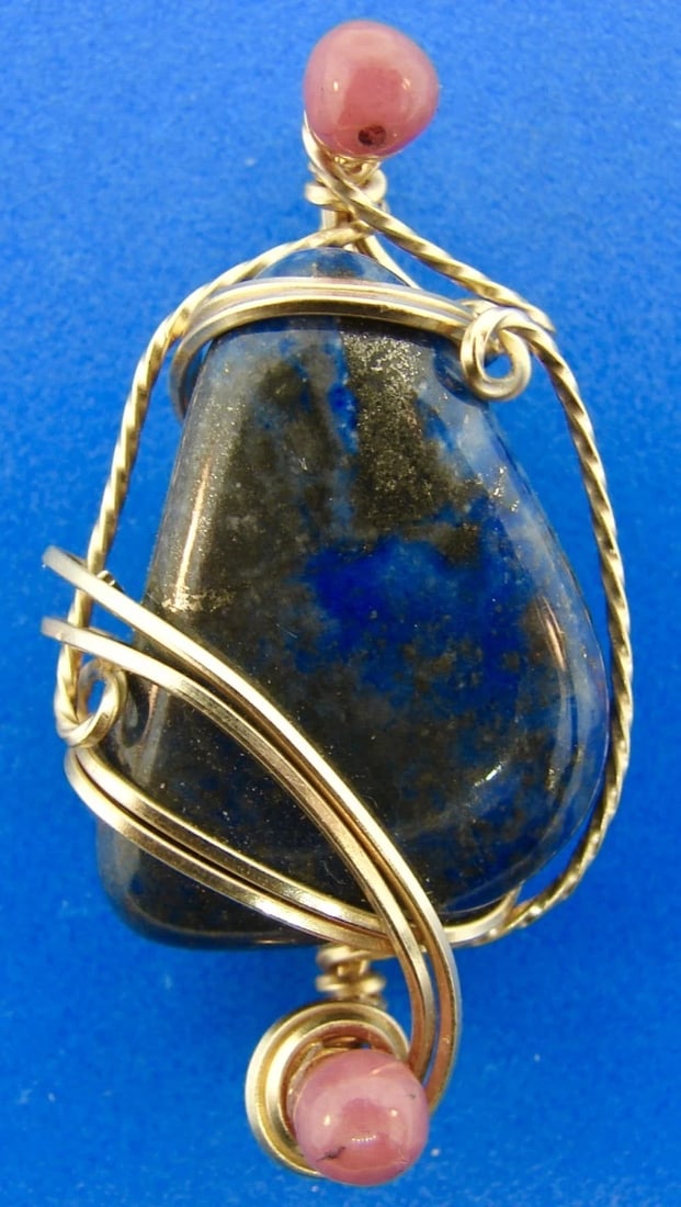 AMAZING 14k Yellow Gold Pendant/Charm with Sodalite and Rhodonite: Title: AMAZING 14k Yellow Gold Pendant/Charm with Sodalite and Rhodonite Description: AMAZING 14k Yellow Gold Pendant/Charm with Sodalite and Rhodonite Weight is 6.6 grams. The pendant/charm made of