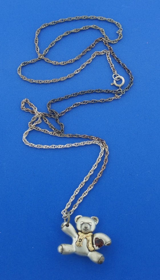 KEEPSAKE STERLING SILVER 925 14K GOLD BEAR PENDANT W/HEART CHAIN NECKLACE: Title: KEEPSAKE STERLING SILVER 925 14K GOLD BEAR PENDANT W/HEART CHAIN NECKLACE Description: Antique and Estate Pieces 191 South Beverly Drive Beverly Hills, CA90212 310.860.9991 N-ET VINTAGE