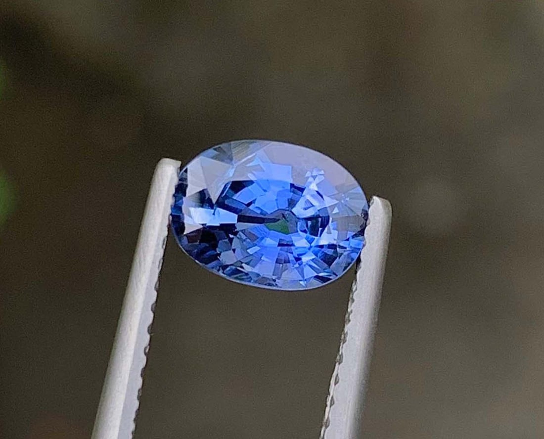 GRS Certified Faceted Bi Color Sapphire: 21.37 Carat Cushion Cut Gemstone: Materials: Gemstone: Sapphire GRS Certified Faceted Bi Color Sapphire: 21.37 Carat Cushion Cut Gemstone Weight: 21.37 carat Dimensions: 15.000 * 13.150 * 10.340 MM Clarity : Eye Clean Treatment: None