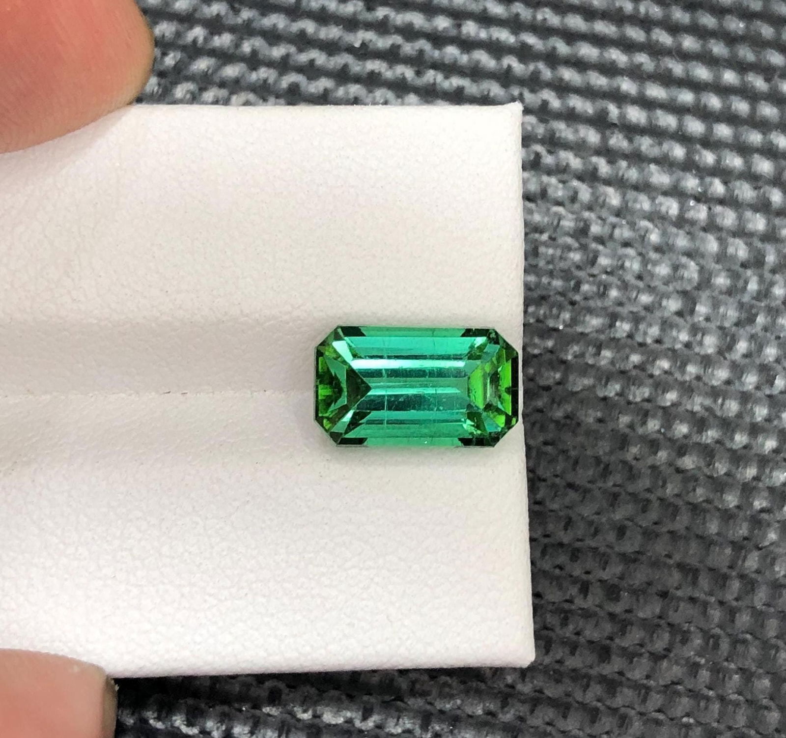 4.50 CT Faceted Blue Green Tourmaline Gemstone: Materials: Gemstone: Tourmaline Carat weight: 4.50 Weight : 4.50 Carats. Dimension : 11.7 X 7 X 6.6 MM Color: Blue Green Clarity : SI Luster: Vitreous Associated month: October Crystal system: Hexagon