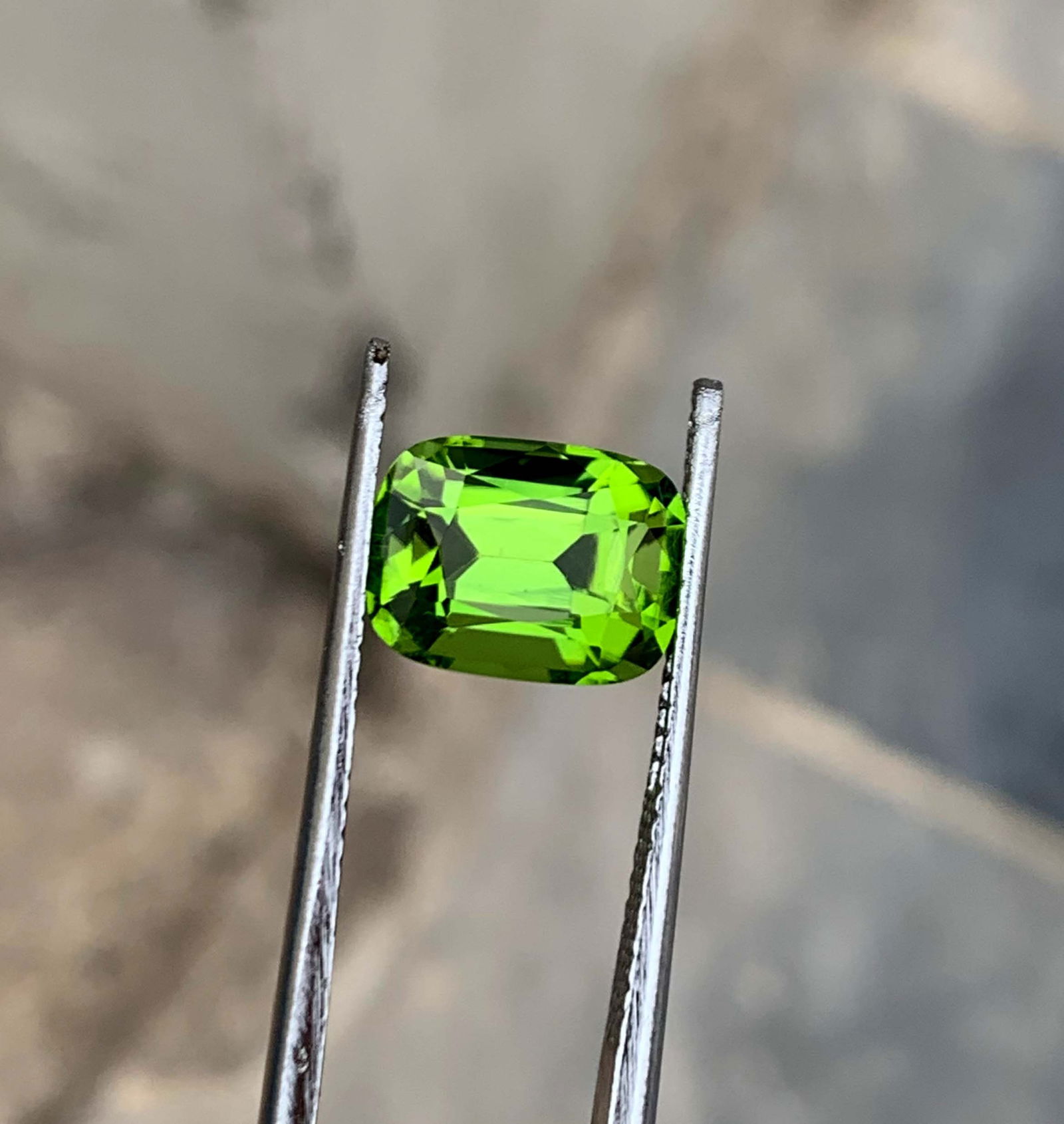 Cushion Cut Peridot Gemstone: Natural August Birthstone, Pakistan (3.94 carats) - 3