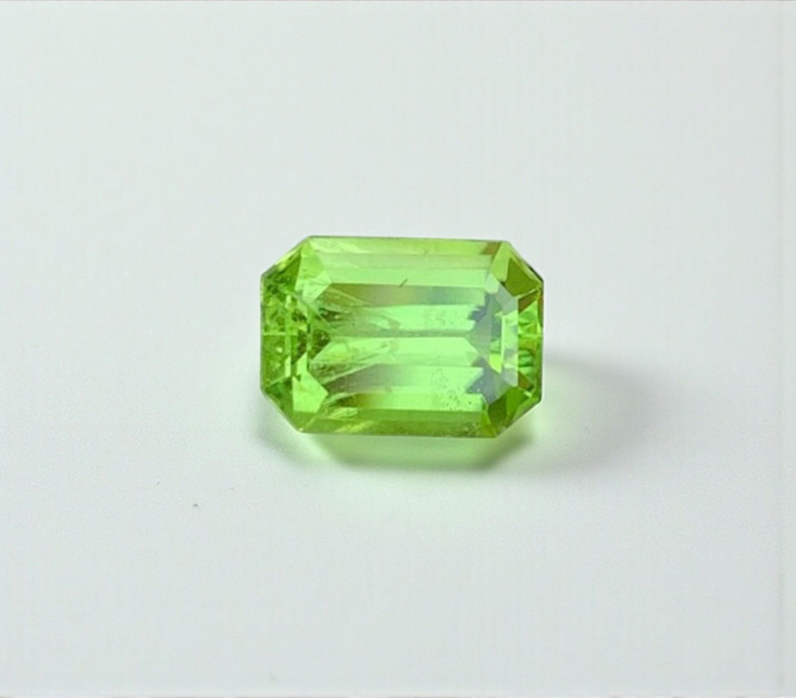 Natural Peridot Gemstones, Top Color Emerald Cut Peridot Loose Gemstone From Pakistan, August: Materials: Gemstone: Peridot Natural Peridot Gemstones, Top Color Emerald Cut Peridot Loose Gemstone From Pakistan, August Birthstone weight : 5.92 carat Dimensions : 12*8.5*6.2 mm Shape : Emerald Cut