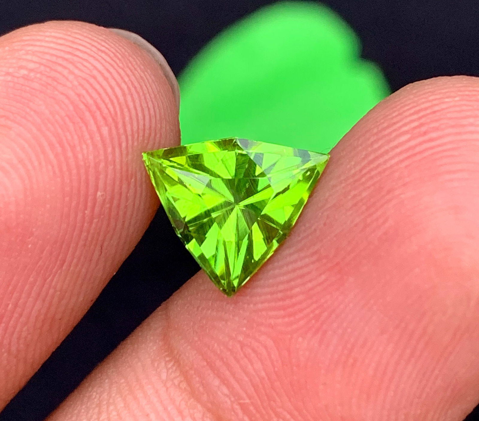 Cushion Cut Peridot Gemstone: Natural August Birthstone, Pakistan (4.23 carats) - 6