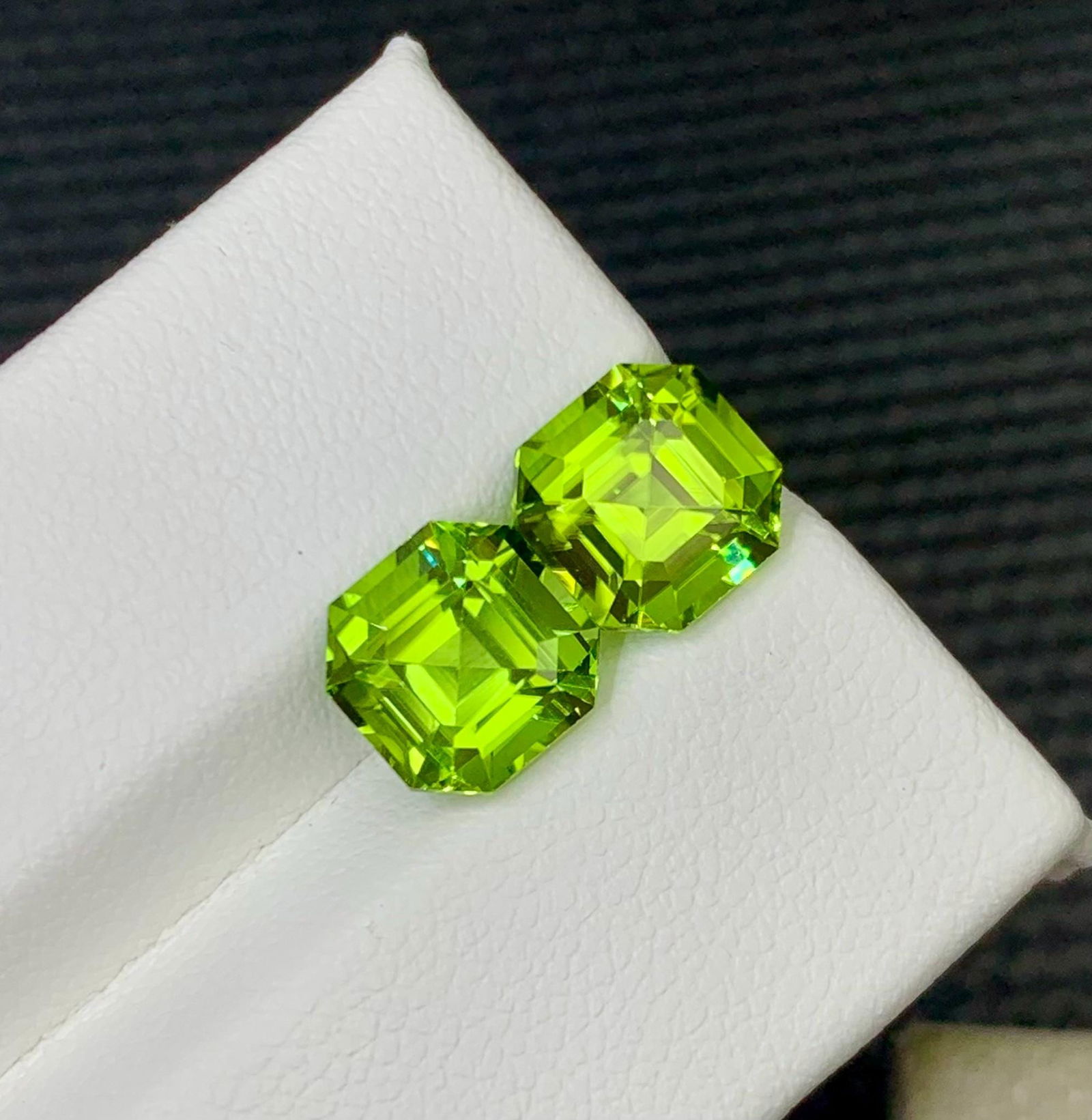 Earrings Size Green Peridot Calibrated Pair Gemstone - 4.990 Carat: Materials: Gemstone: Peridot Carat weight: 4.990 • Weight : 4.990 carat • Dimension : 7.8*5.4 mm • Color : Green • Clarity : Loupe Clean • Shape : Asscher Cut • Har