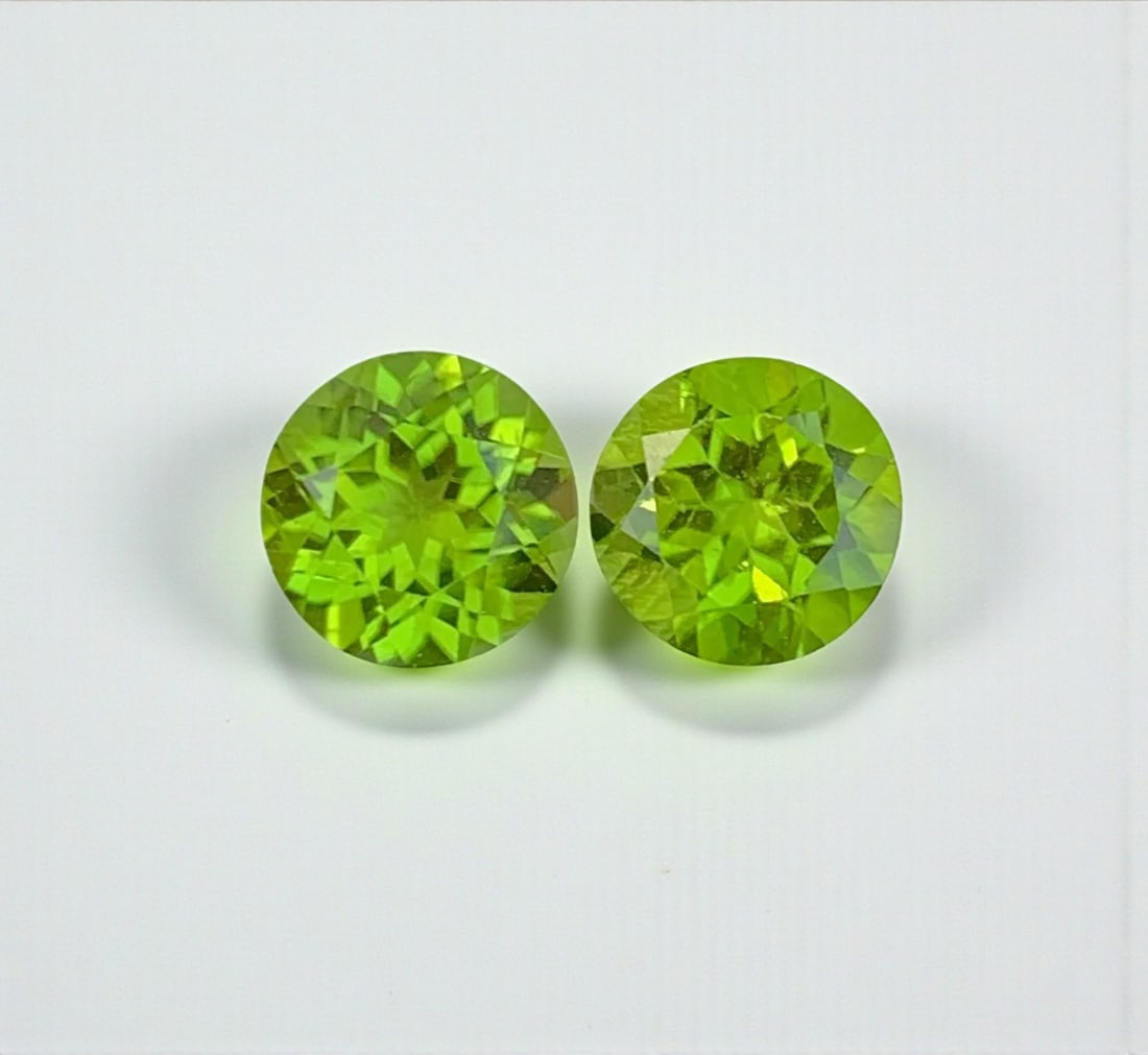 Natural Peridot Gemstone: 5.60 Carat Oval Cut, August Birthstone: Materials: Gemstone: Peridot Carat weight: 5.60 Natural Peridot Gemstones, Top Color Fancy Oval Cut Peridot Loose Gemstone From Pakistan, August Birthstone weight : 5.60 carat Dimensions : 14*9.5*5 mm