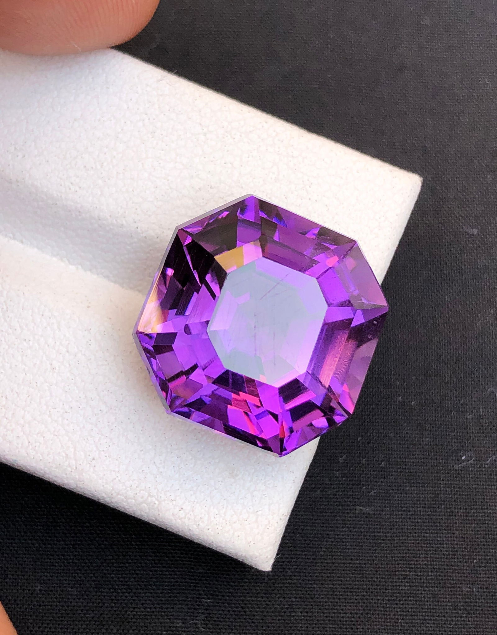 Natural Amethyst Gemstone: Ascher Cut, 21.50 Carats - 7