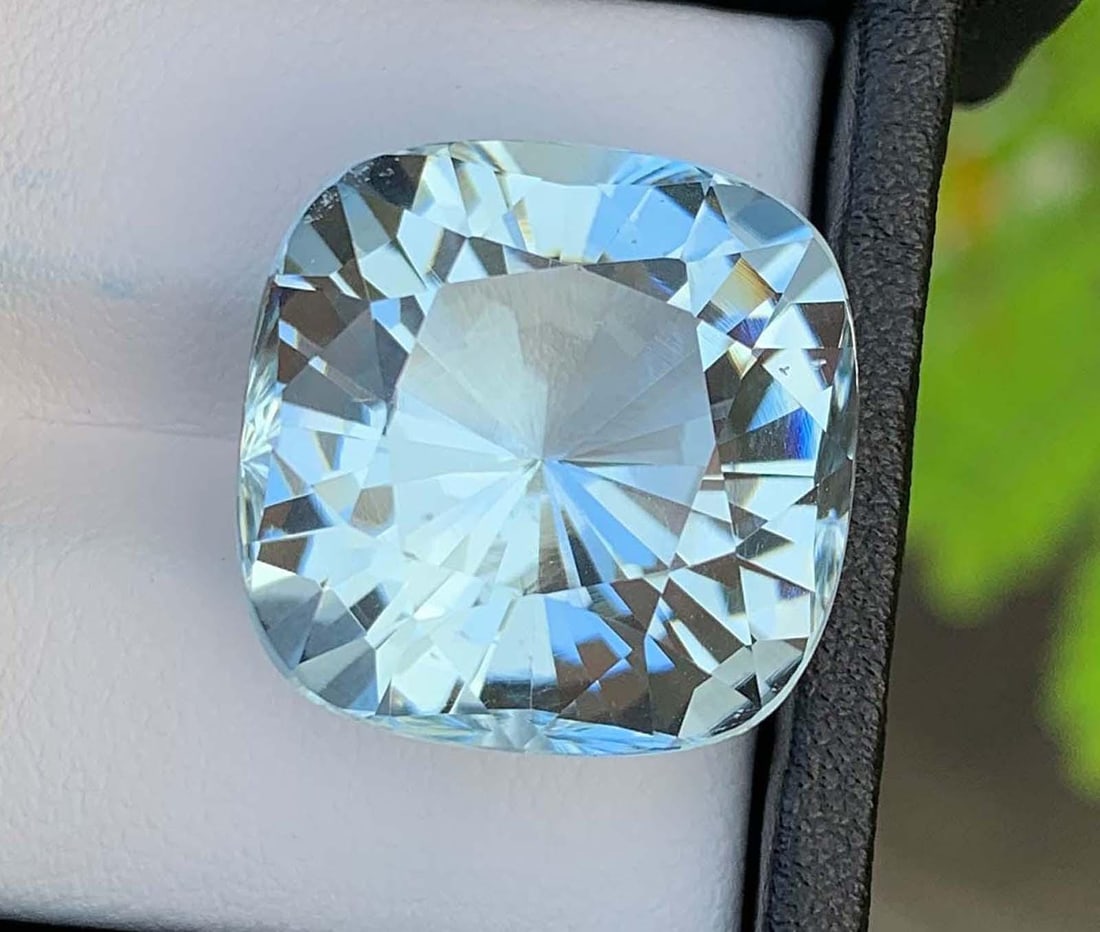 Natural Aquamarine Gemstone: 24.18 Carat Fancy Flower Cut, Pakistan Origin: Materials: Gemstone: Aquamarine Natural Aquamarine Gemstone Fancy Flower Cut, Pakistan Origin Gemology: Hardness : 7.5-8 Origin : Pakistan Shape : Fancy Color : Sky Blue Clarity : SI Clean Weight : 24